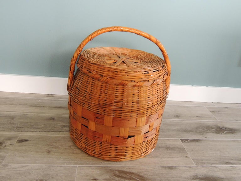 Vintage Round Market Basket with Large Handle and Lid For Sale at