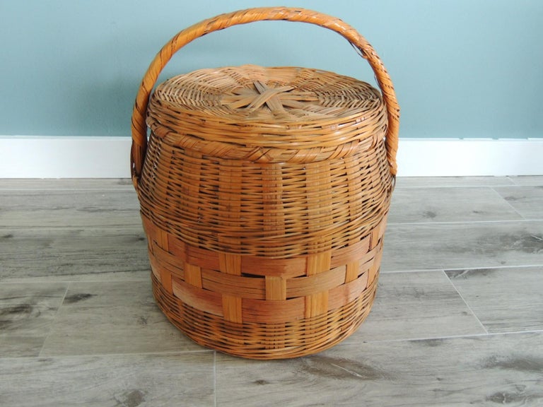 Vintage Round Market Basket with Large Handle and Lid For Sale at