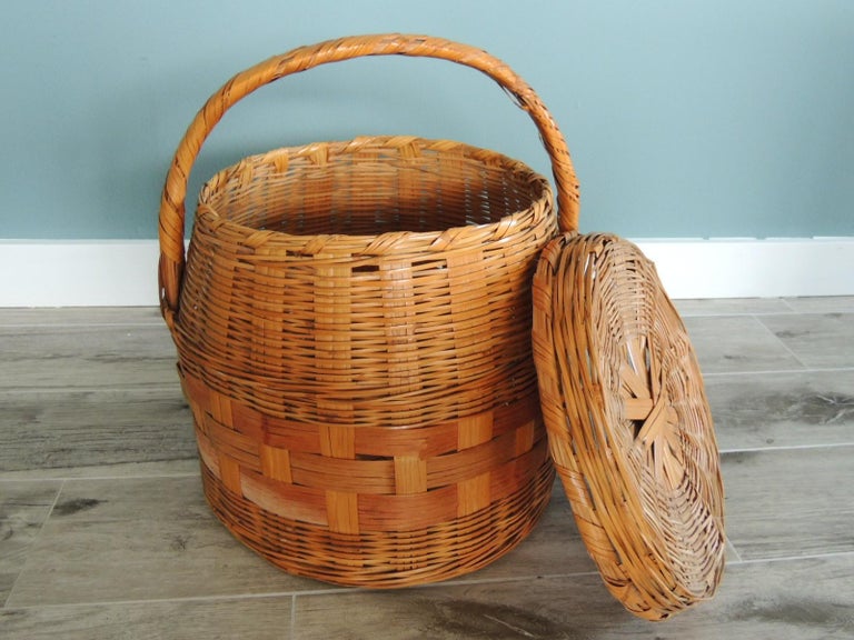 Vintage Round Market Basket with Large Handle and Lid For Sale at