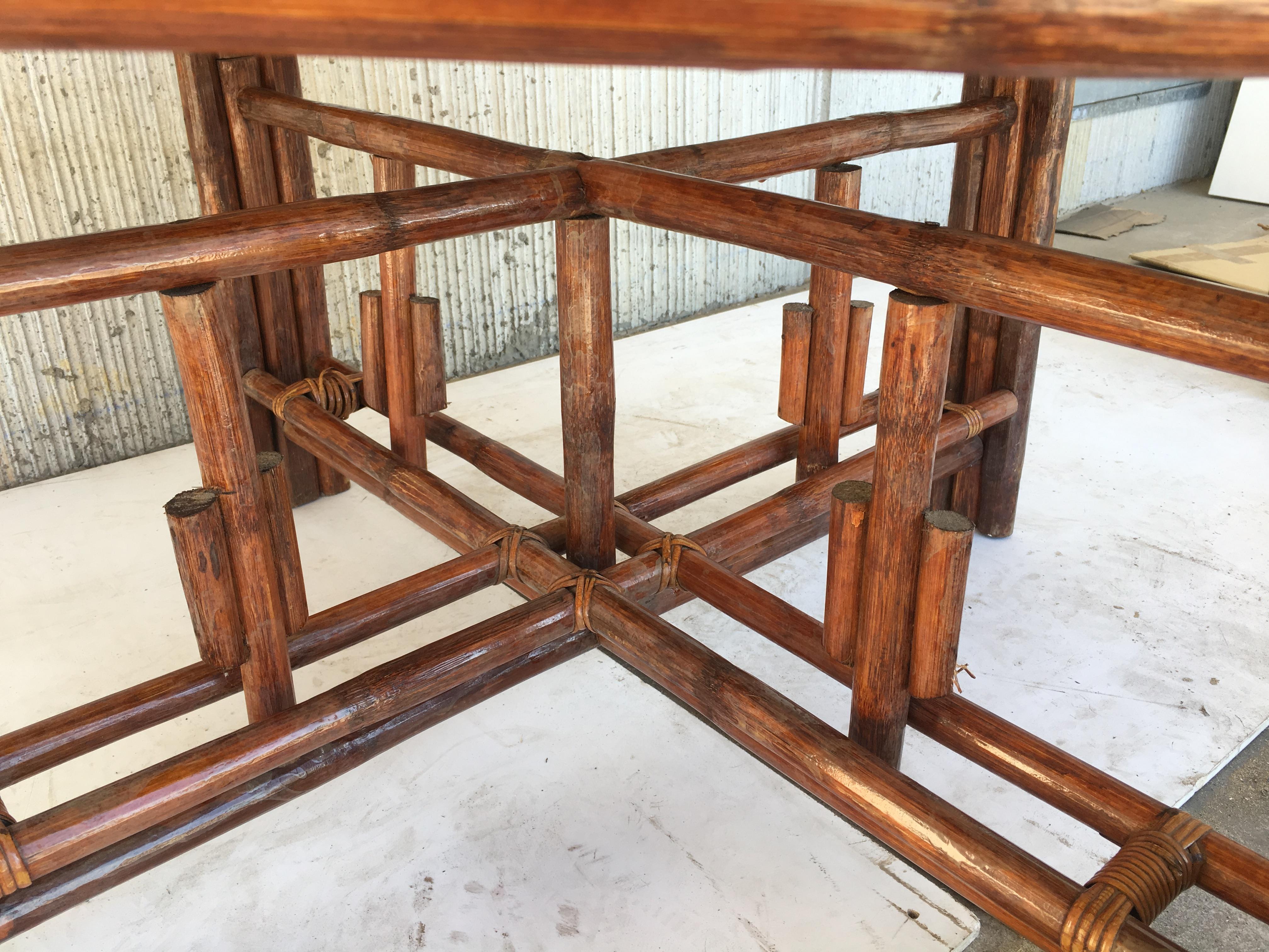 Runder Esstisch aus Bambus und Glas im McGuire-Stil mit vier Hockern 6