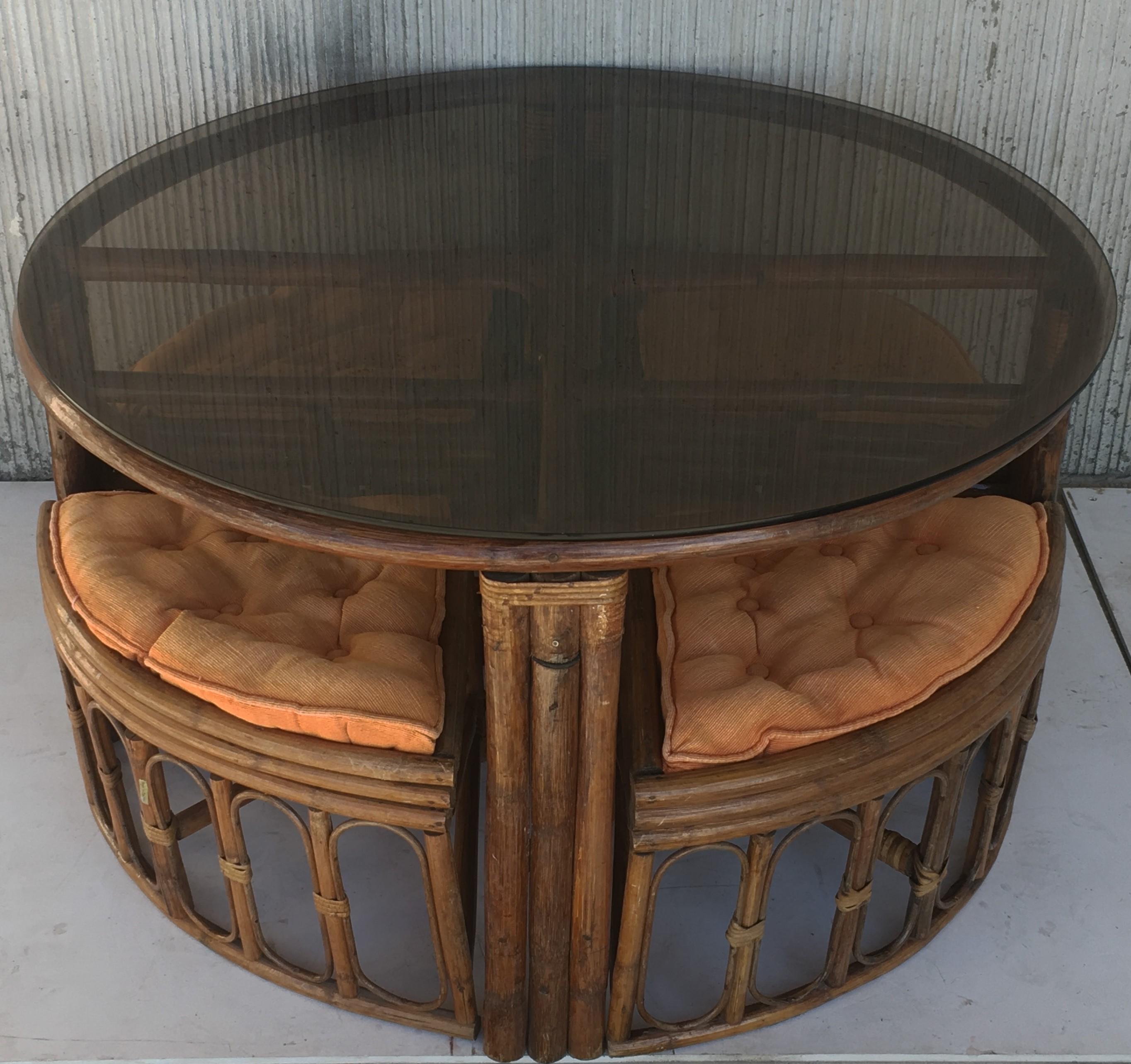 Runder Esstisch aus Bambus und Glas im McGuire-Stil mit vier Hockern (Moderne der Mitte des Jahrhunderts)