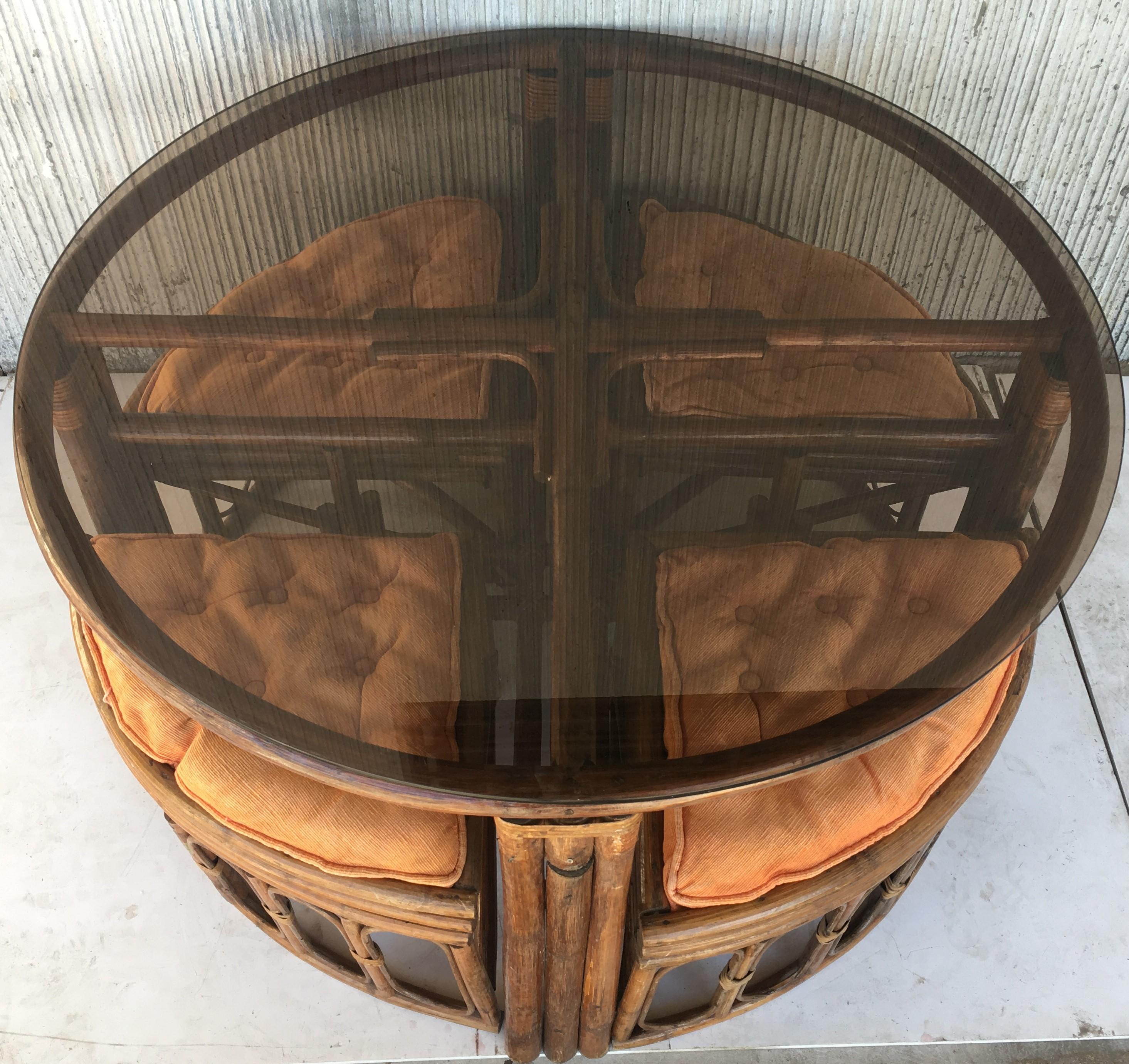 Runder Esstisch aus Bambus und Glas im McGuire-Stil mit vier Hockern (20. Jahrhundert)