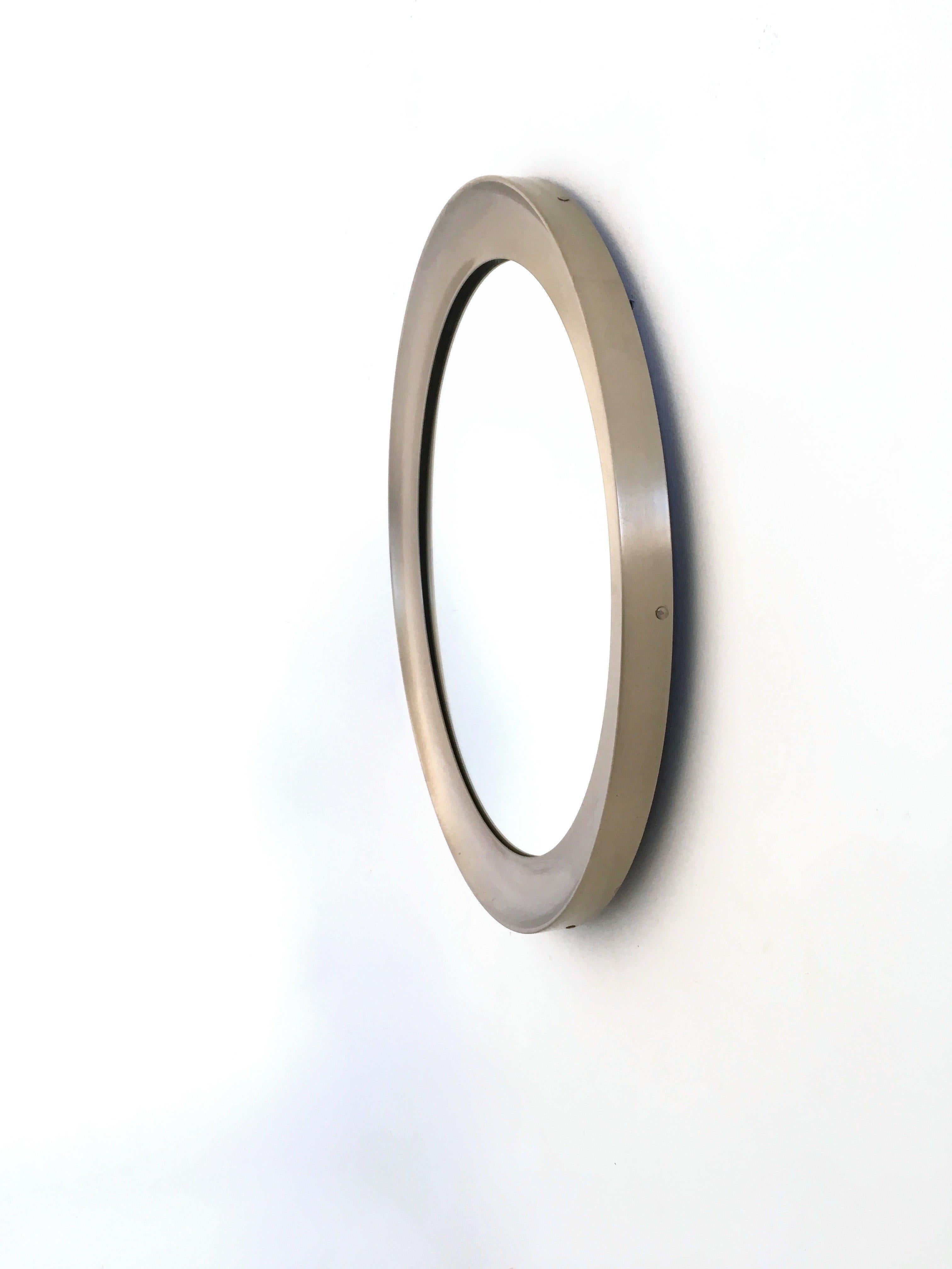 Hergestellt in Italien, 1950er Jahre. 
Diese Spiegel haben einen runden Stahlrahmen.
Ihre Besonderheit ist ihr Durchmesser: Für die Produktion von Artemide sind sie ziemlich groß.
Sie können leichte Gebrauchsspuren aufweisen, da sie Vintage sind,
