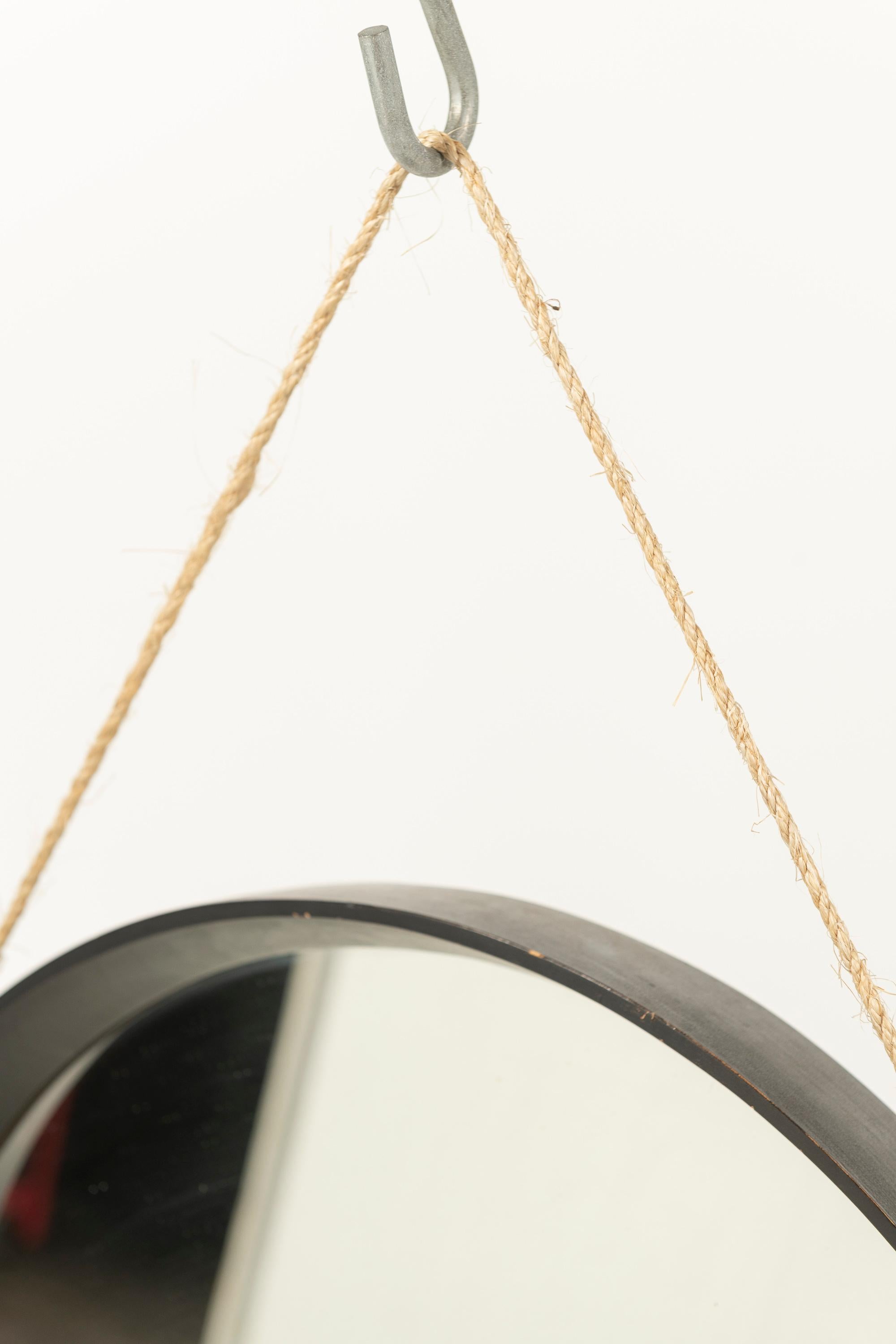 Français Miroir rond vintage encadré en métal en vente