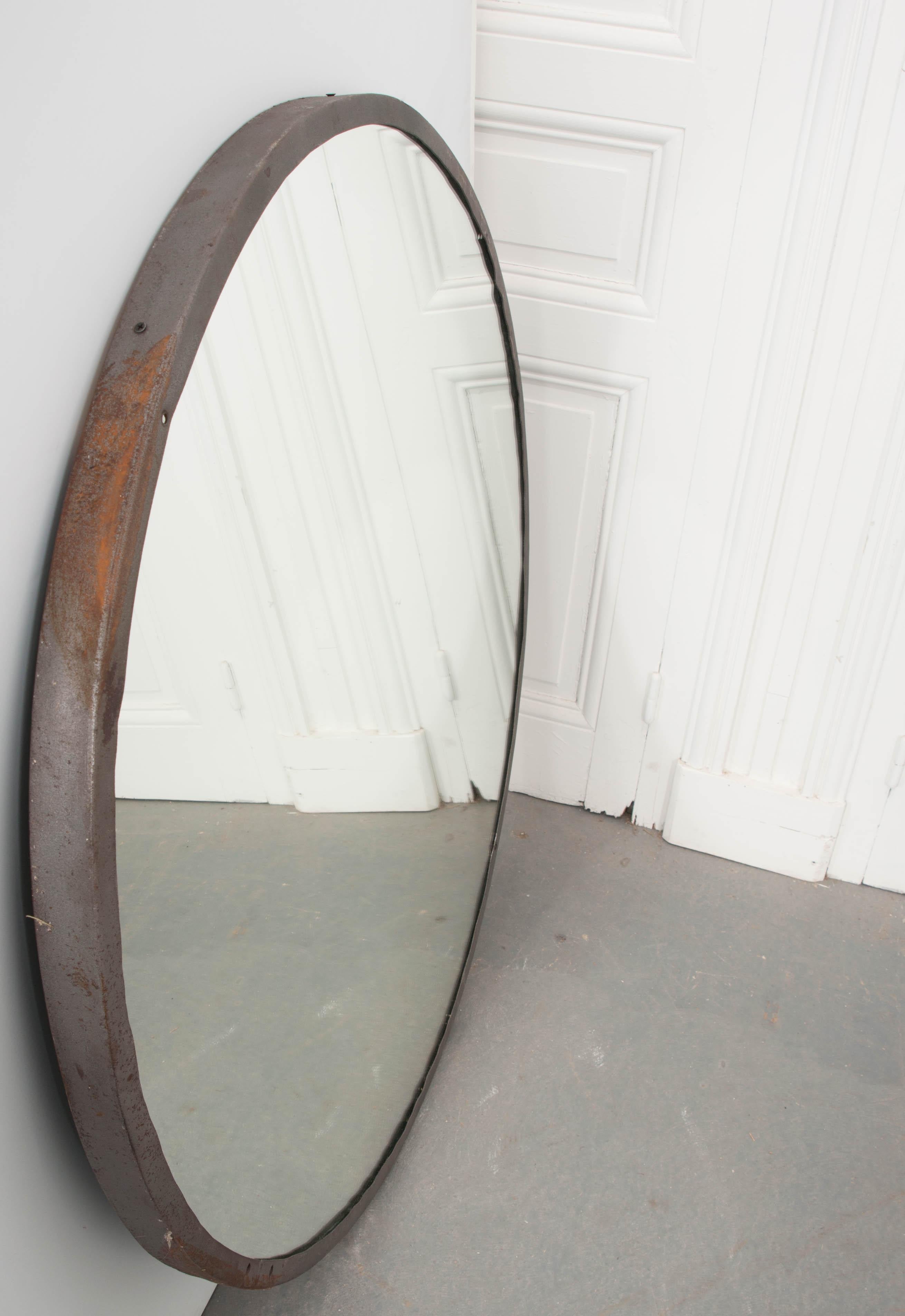 Vintage Round Mirrors with Metal Frames Are a Unique 2