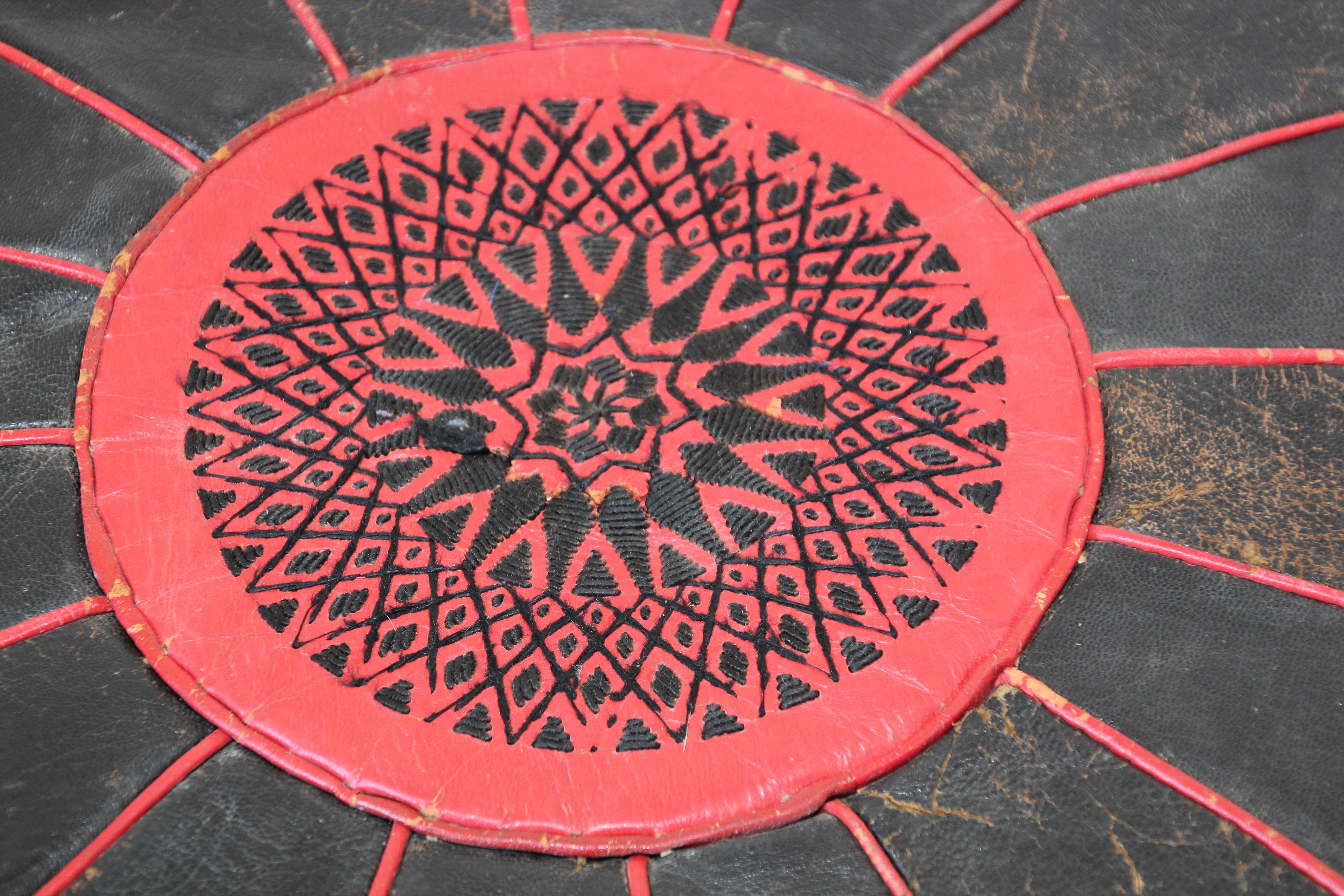 Puf marroquí vintage de cuero rojo y negro trabajado a mano en Marrakech en venta 4