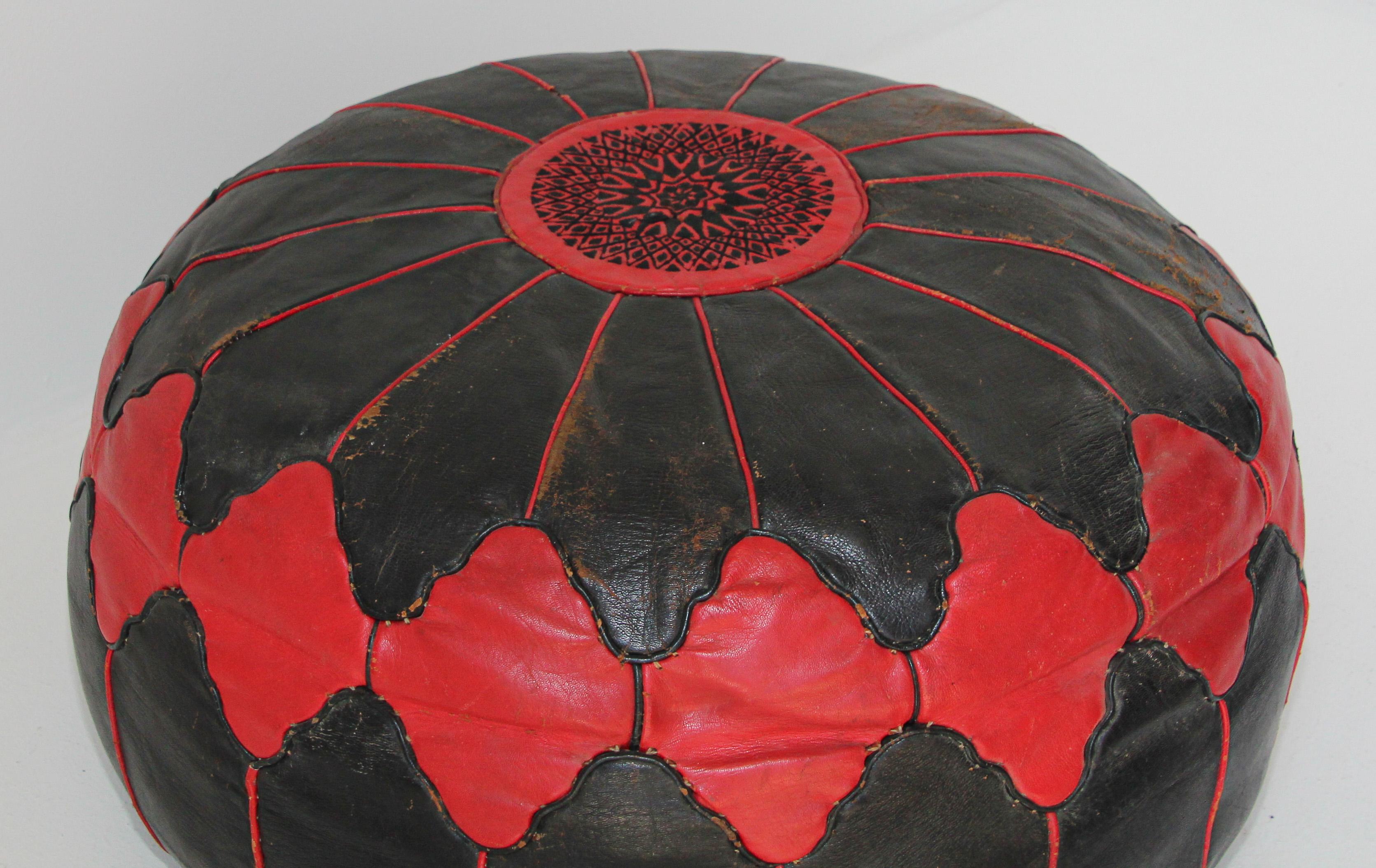 Puf marroquí vintage de cuero rojo y negro trabajado a mano en Marrakech Morisco en venta