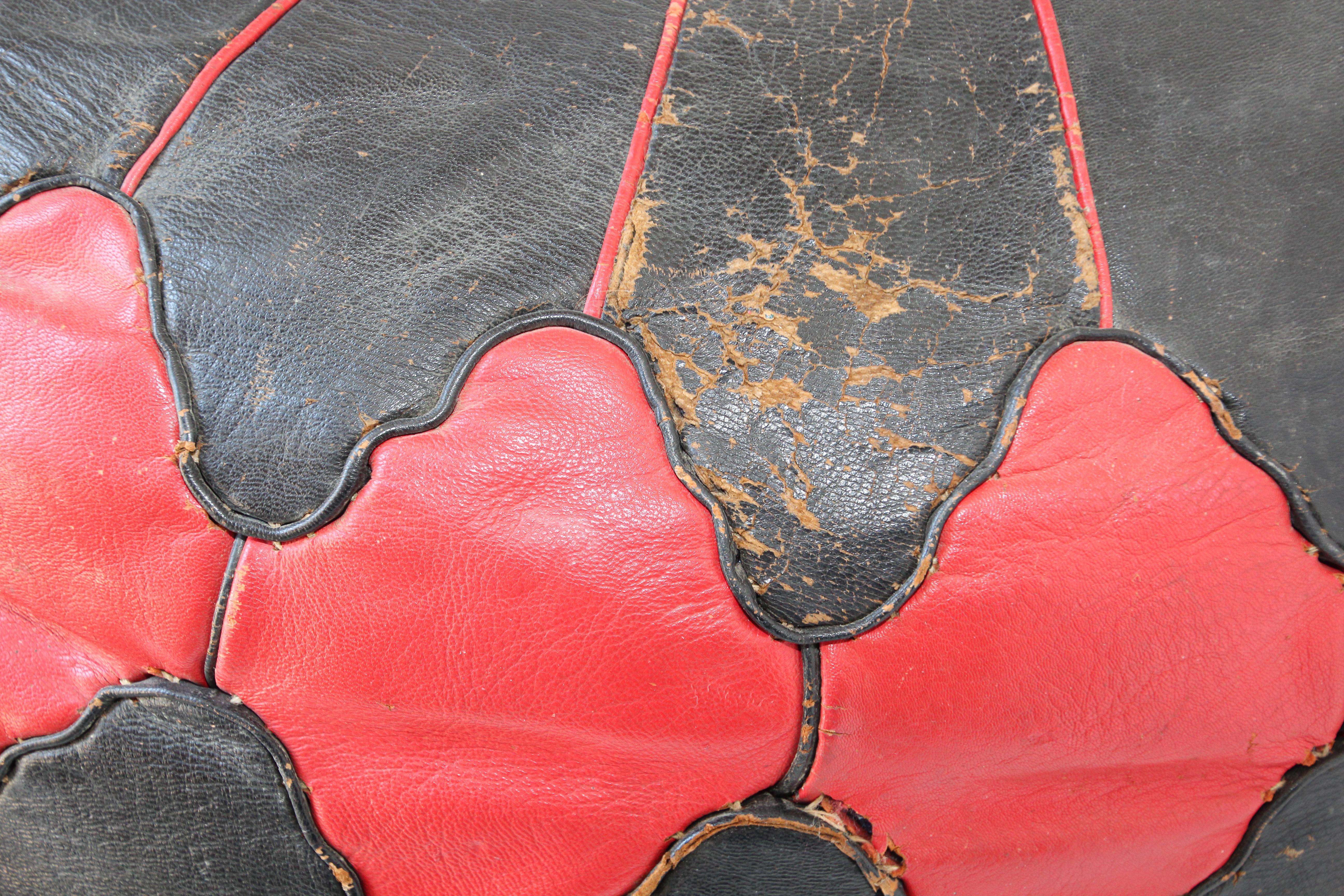 Puf marroquí vintage de cuero rojo y negro trabajado a mano en Marrakech en Bueno estado para la venta en North Hollywood, CA