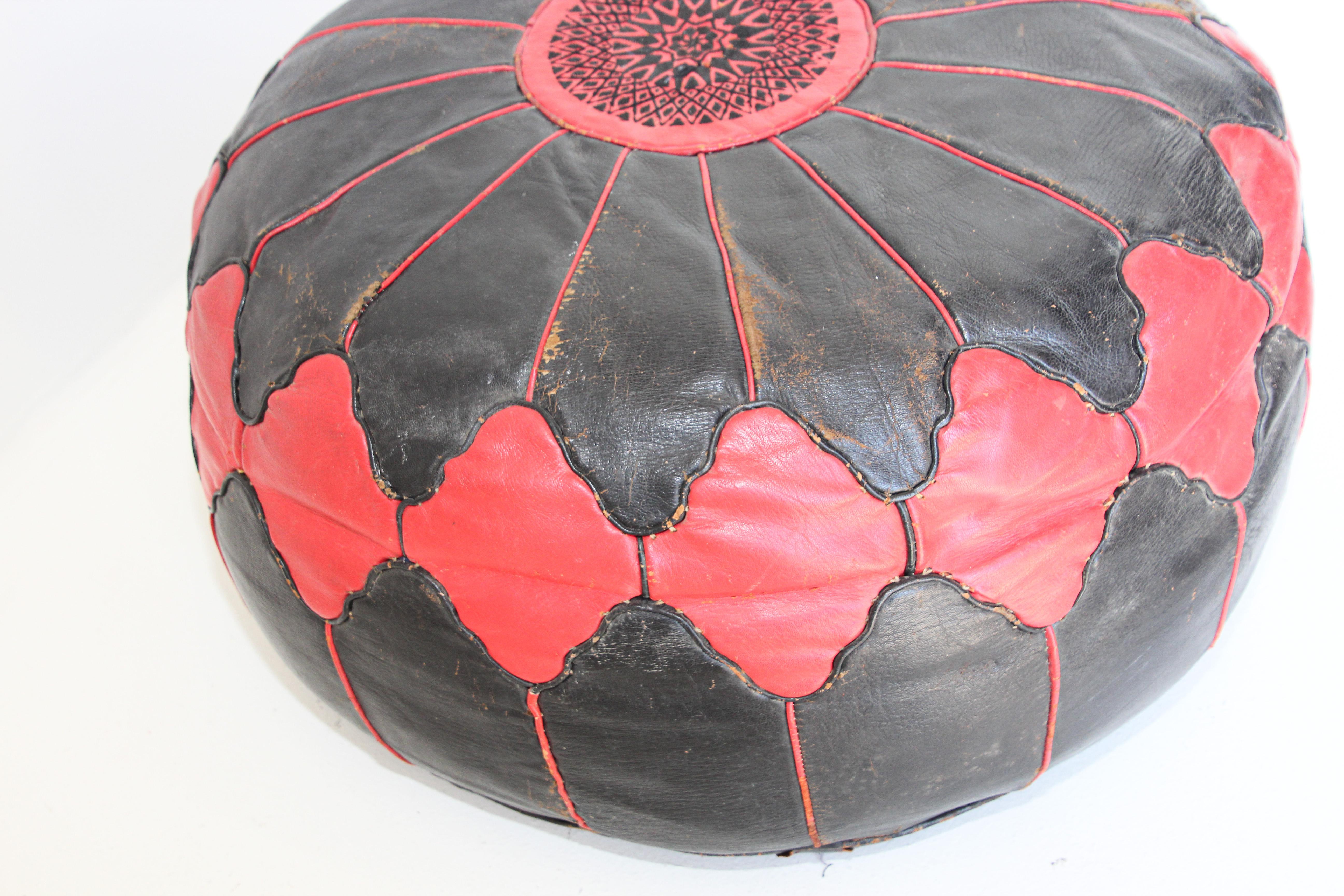 Puf marroquí vintage de cuero rojo y negro trabajado a mano en Marrakech Cuero en venta
