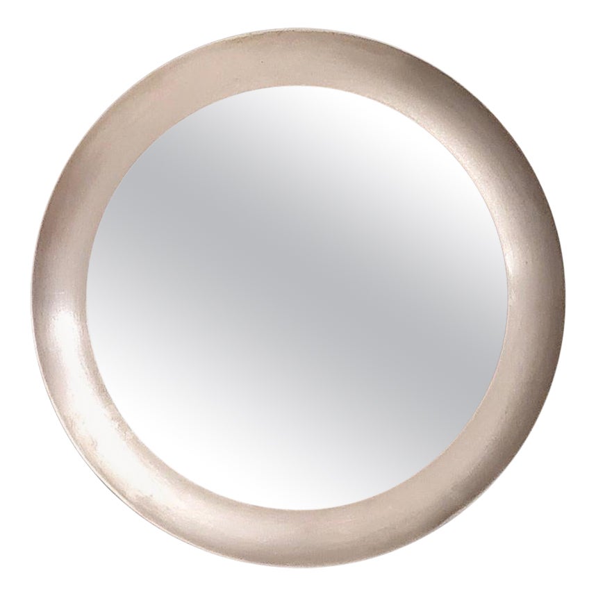 Fabriqué en Italie, années 1950. 
Ce miroir présente un cadre rond en acier et est rare par ses dimensions. 
Il s'agit d'une pièce vintage qui peut donc présenter de légères traces d'utilisation, mais elle peut être considérée comme étant en très