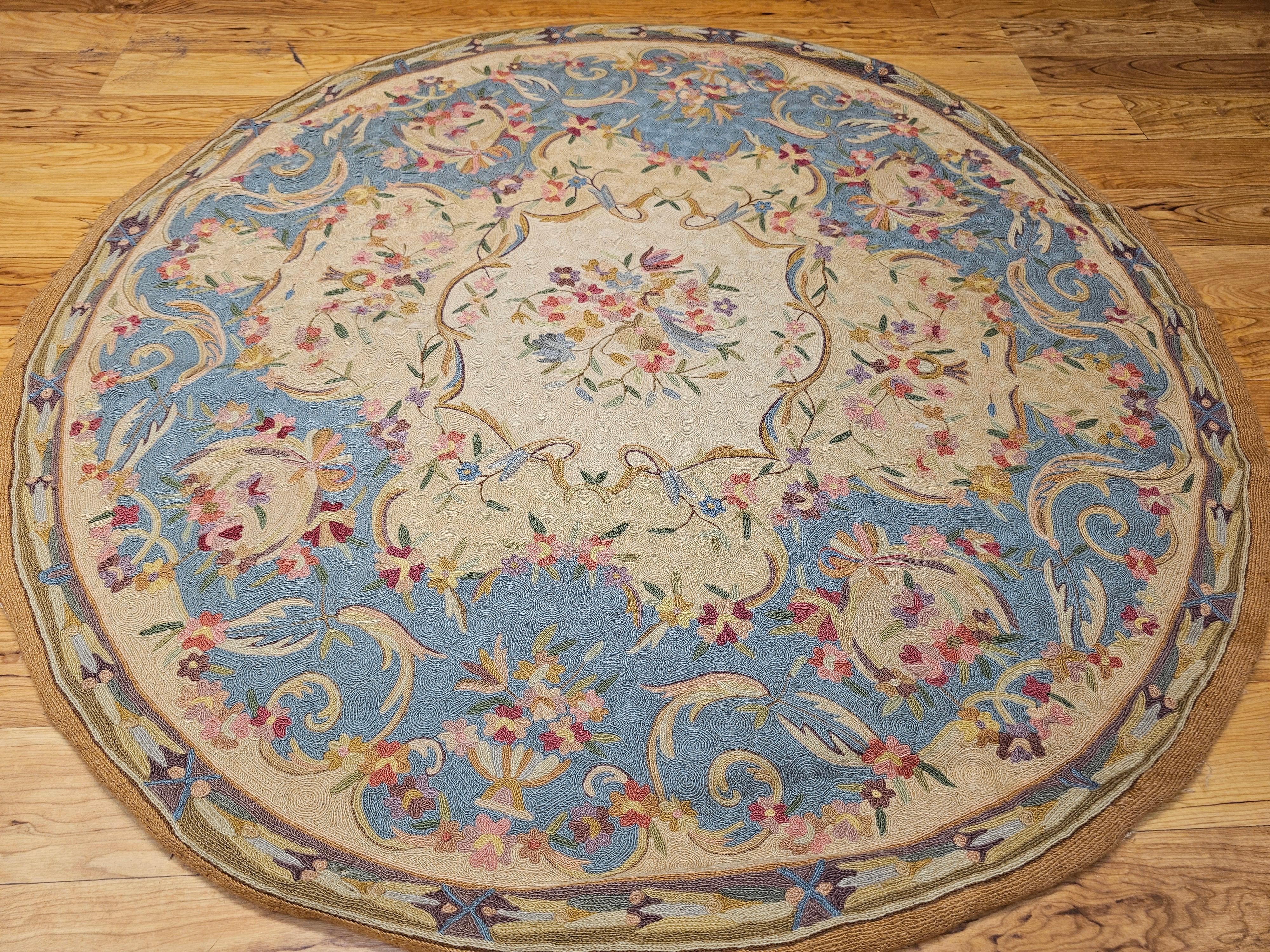 Alfombra redonda vintage de punto de aguja con motivos florales en azul pálido, rojo y marfil Indio en venta