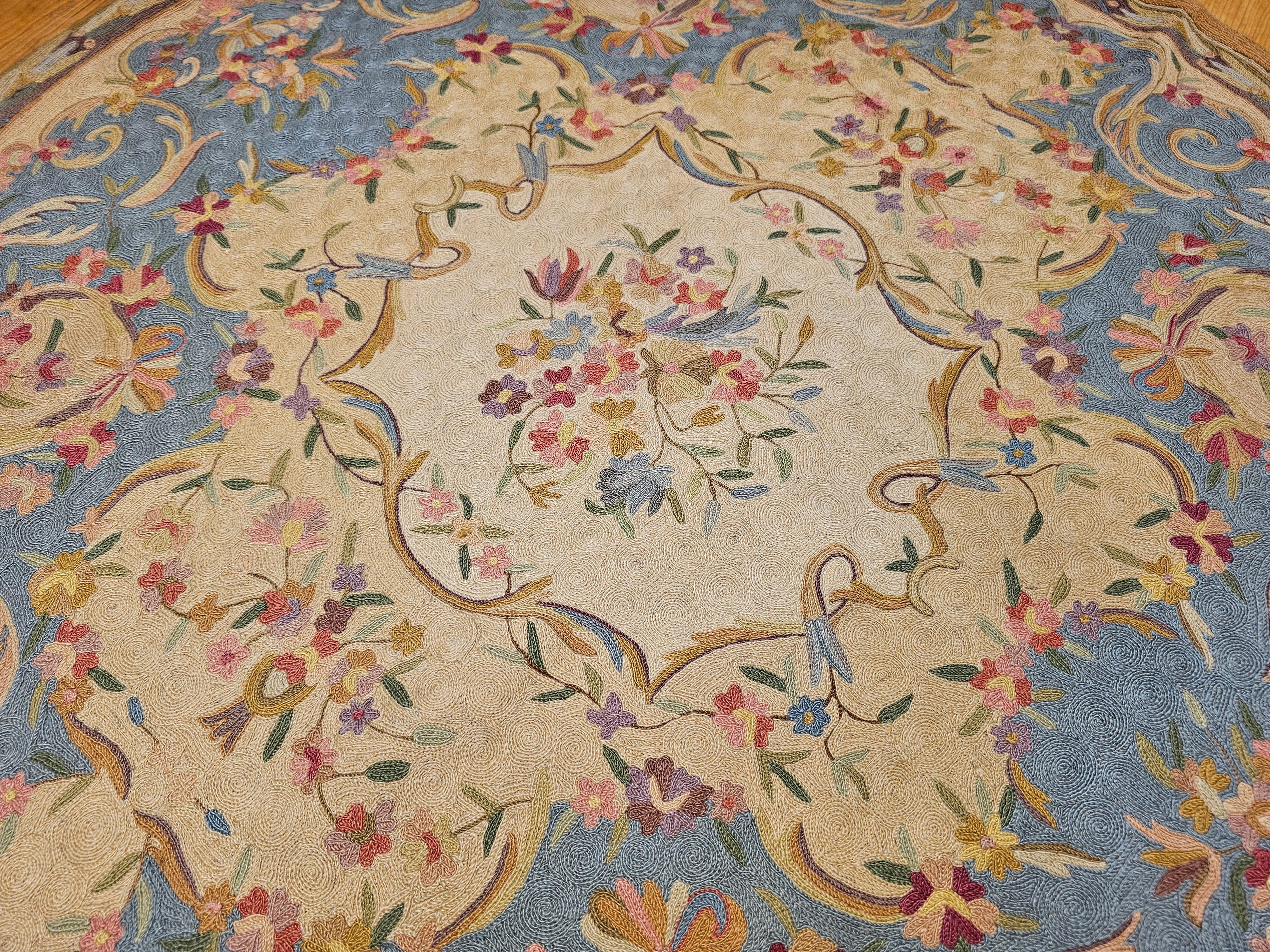 Alfombra redonda vintage de punto de aguja con motivos florales en azul pálido, rojo y marfil en Bueno estado para la venta en Barrington, IL
