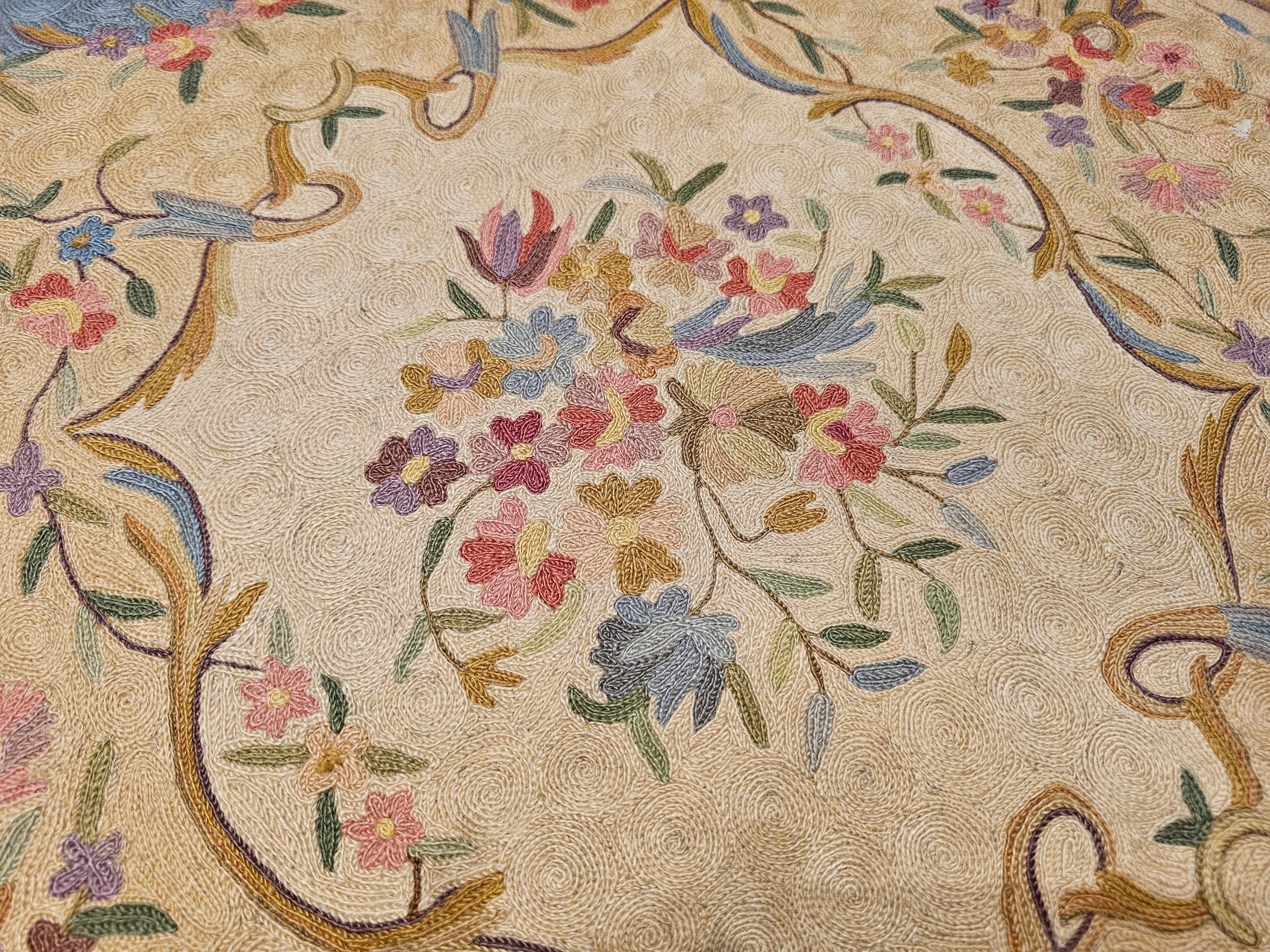 Alfombra redonda vintage de punto de aguja con motivos florales en azul pálido, rojo y marfil siglo XX en venta