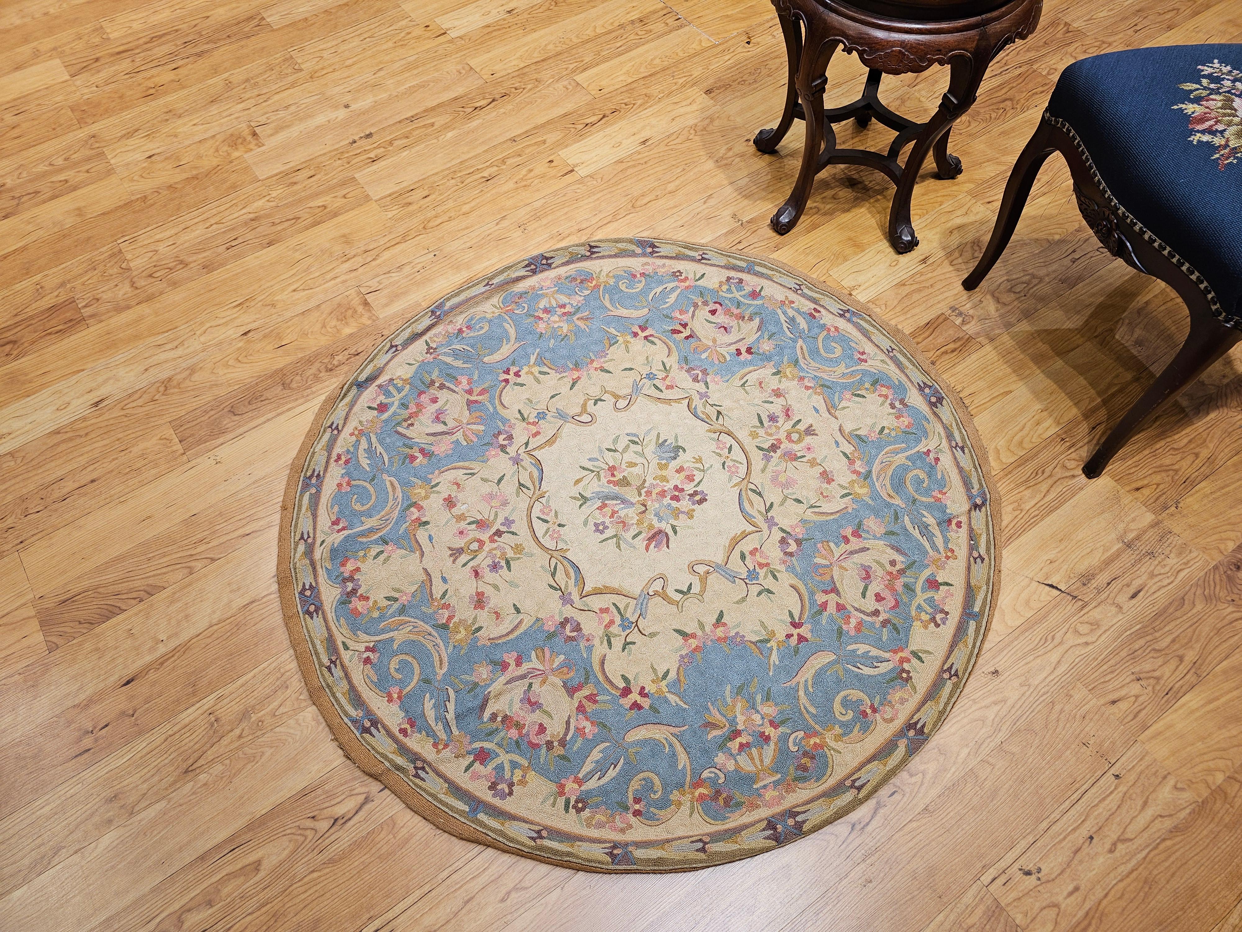 Alfombra redonda vintage de punto de aguja con motivos florales en azul pálido, rojo y marfil Lana en venta