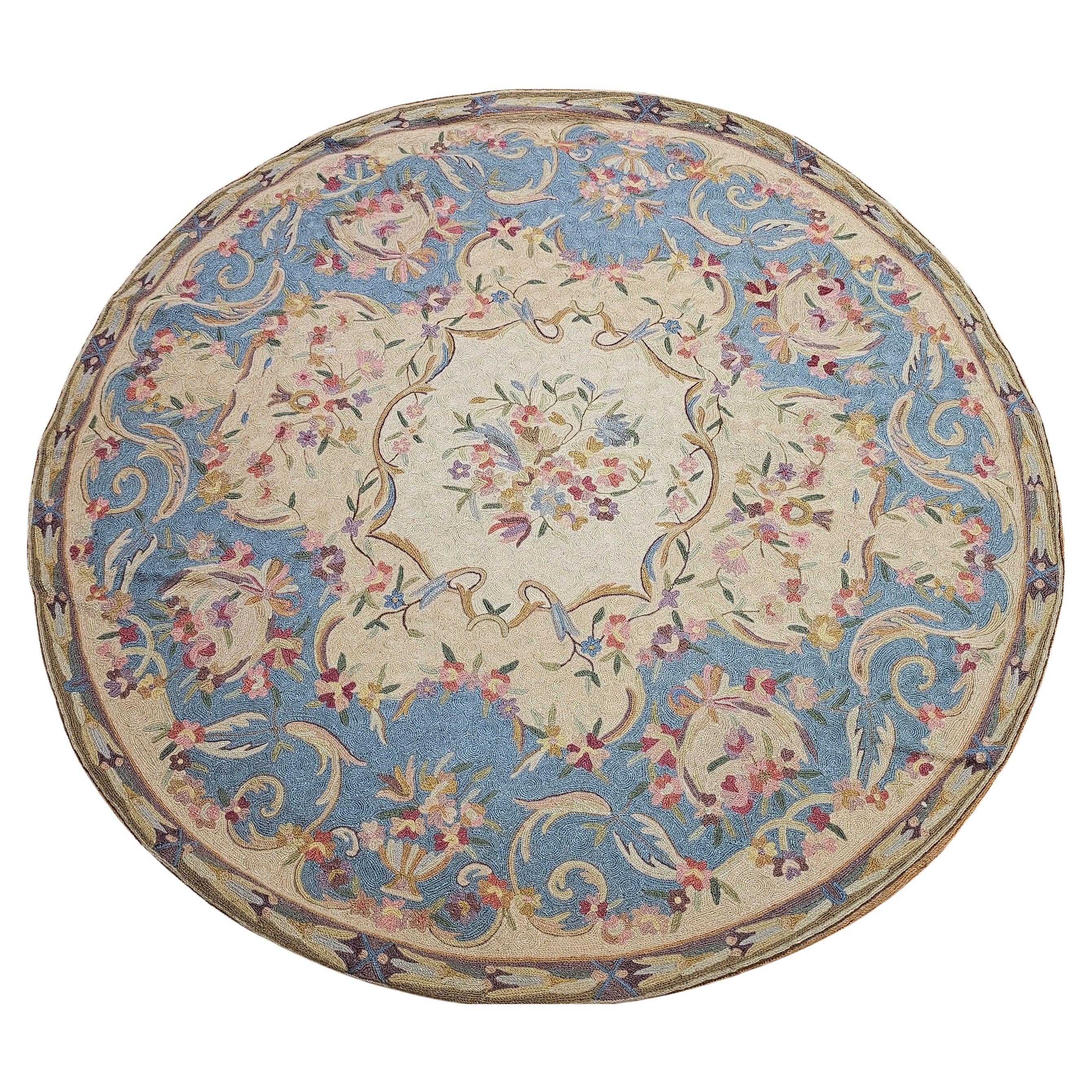 Alfombra redonda vintage de punto de aguja con motivos florales en azul pálido, rojo y marfil en venta