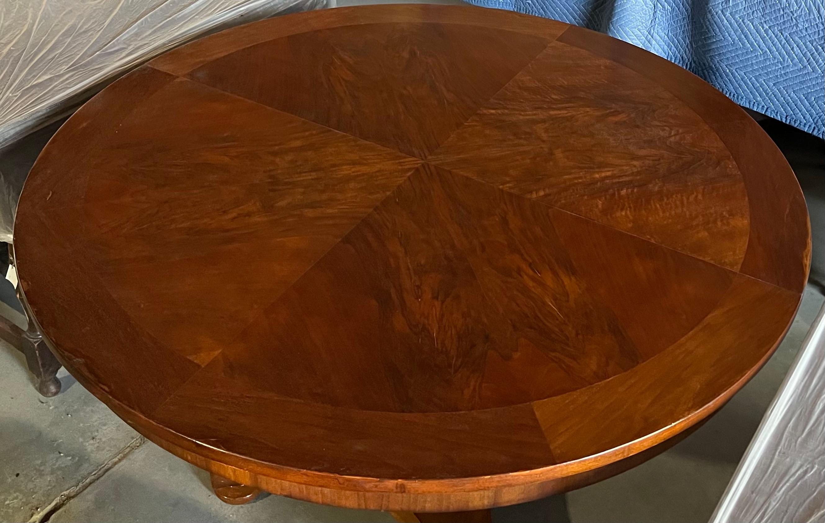Vintage Round Pedestal Dining Table In Good Condition In Sheffield, MA