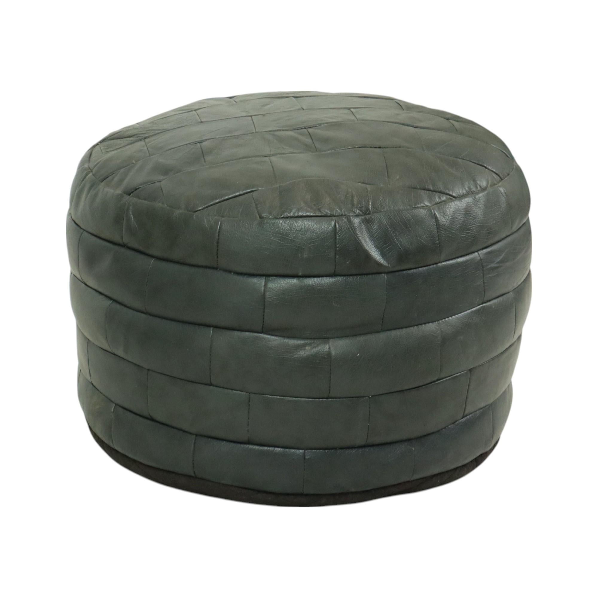 Vintage Round Pouf Patchwork Patchwork Faux Leather 49cm In Good Condition For Sale In Poperinge, BE
