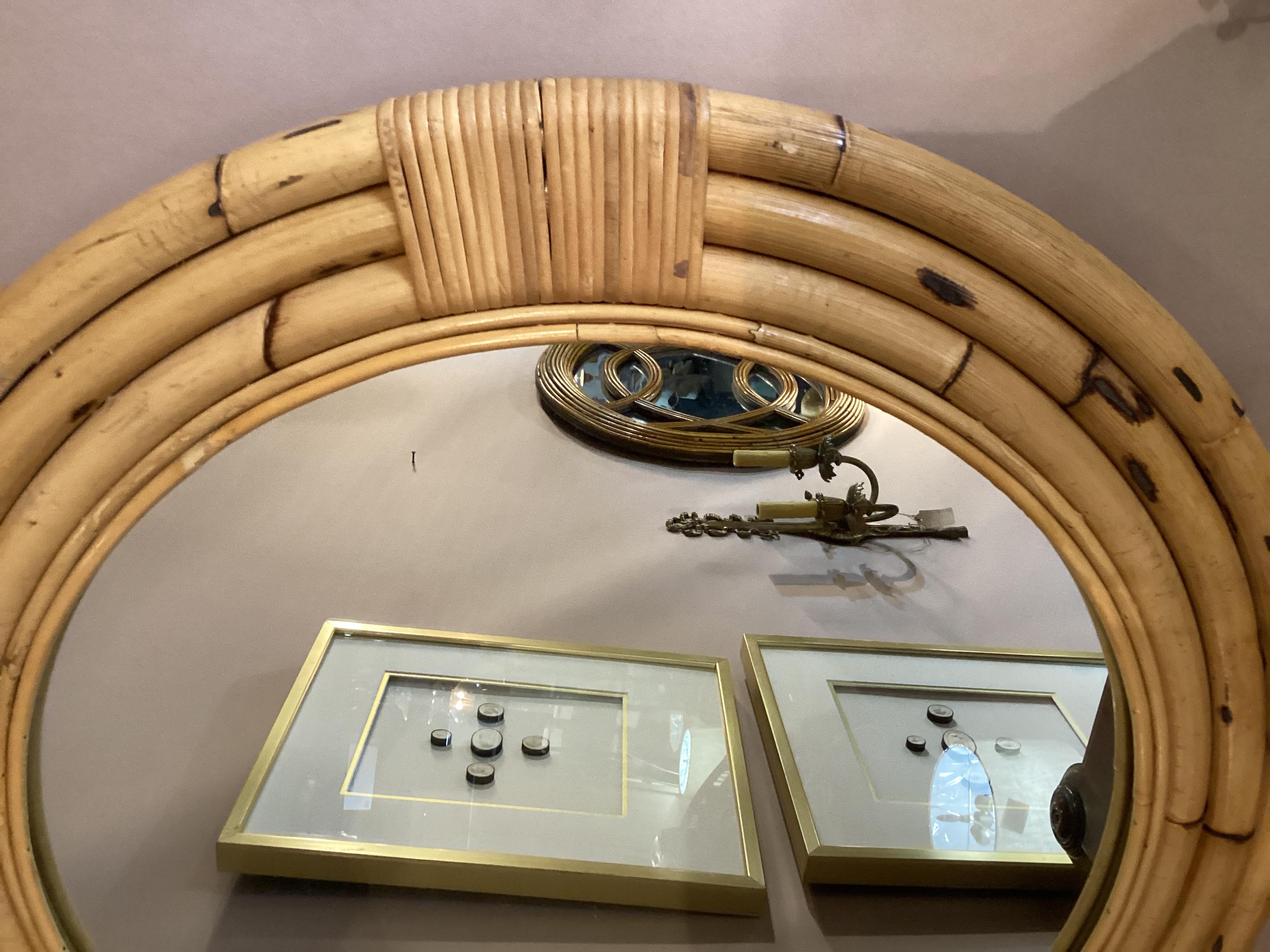 Specchio rotondo in rattan vintage. Costruzione in rattan a tre bande avvolte in giunco. In ottime condizioni vintage.