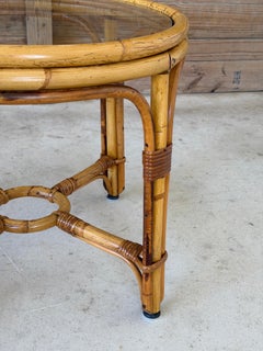 Tavolino rotondo vintage in rattan con piano in vetro su misura