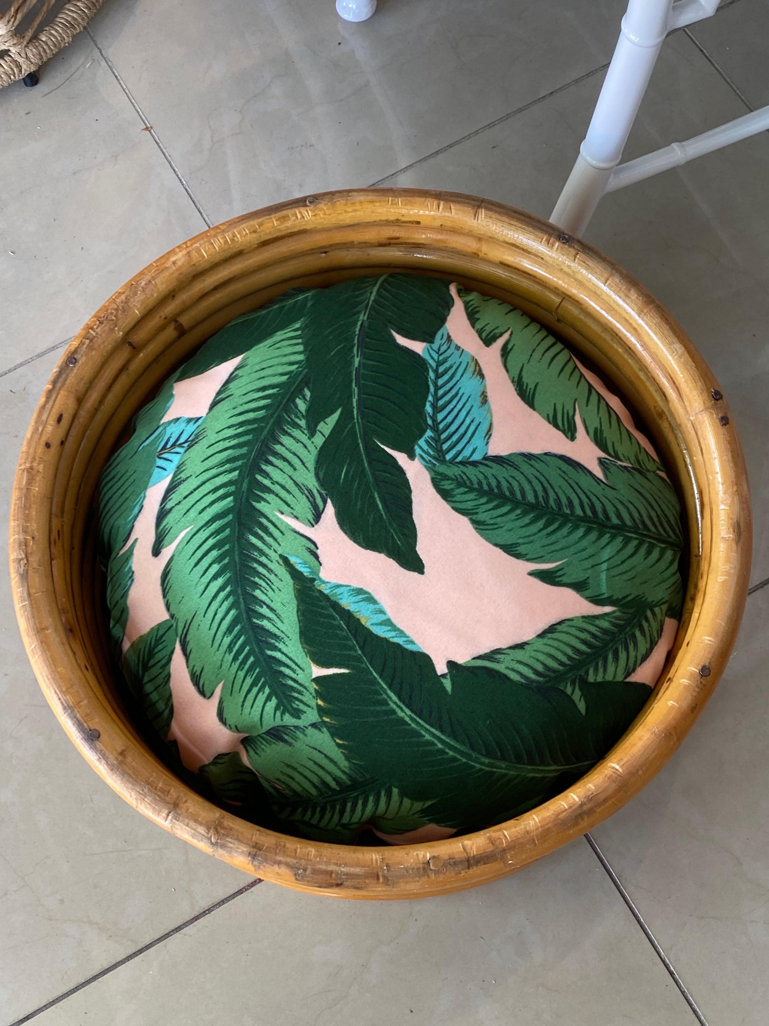Vintage Round Rattan Tropical Palm Leaf Leaves Palm Beach Dog Bed In Good Condition In West Palm Beach, FL