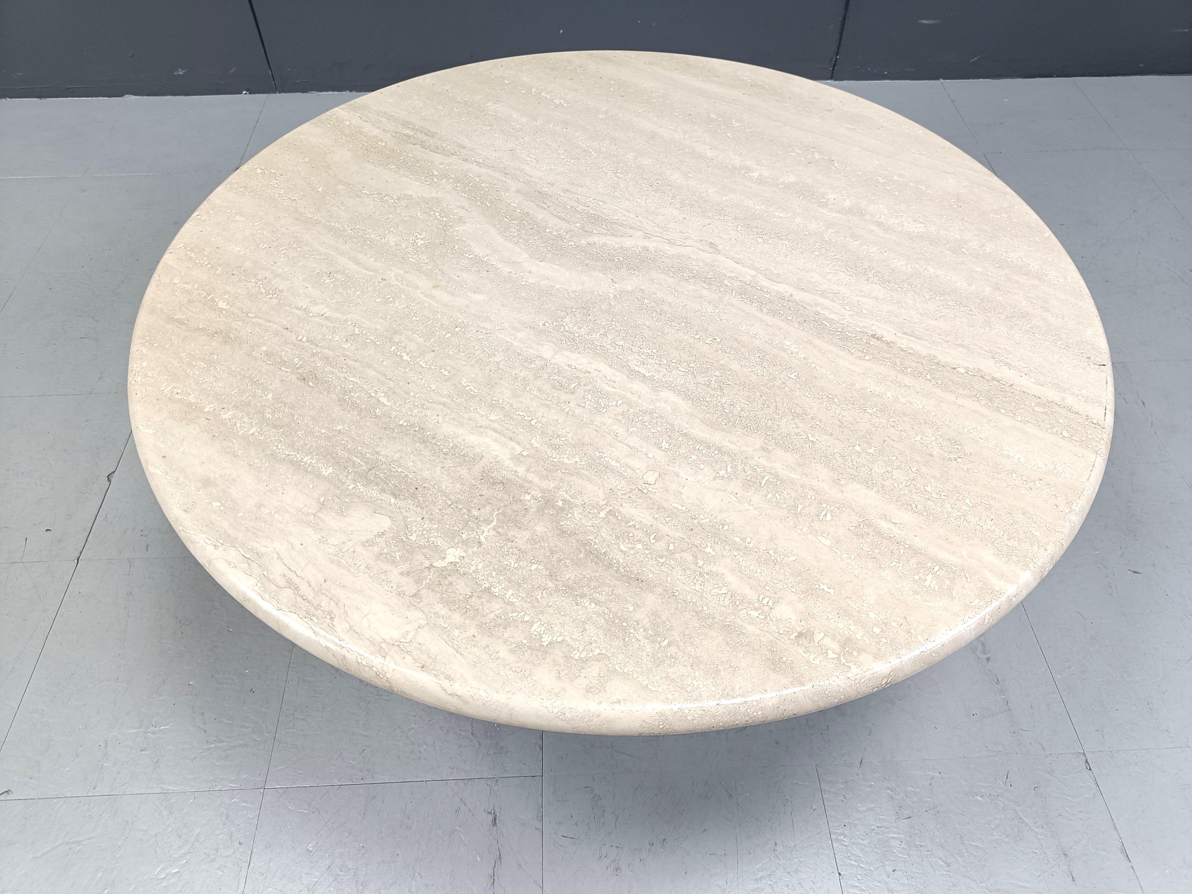 Vintage round travertine coffee table with a nicely shaped base.

The round top has been nicely finished. 

Good condition.

1970s - Italy

Dimensions
Height: 43cm/16.92