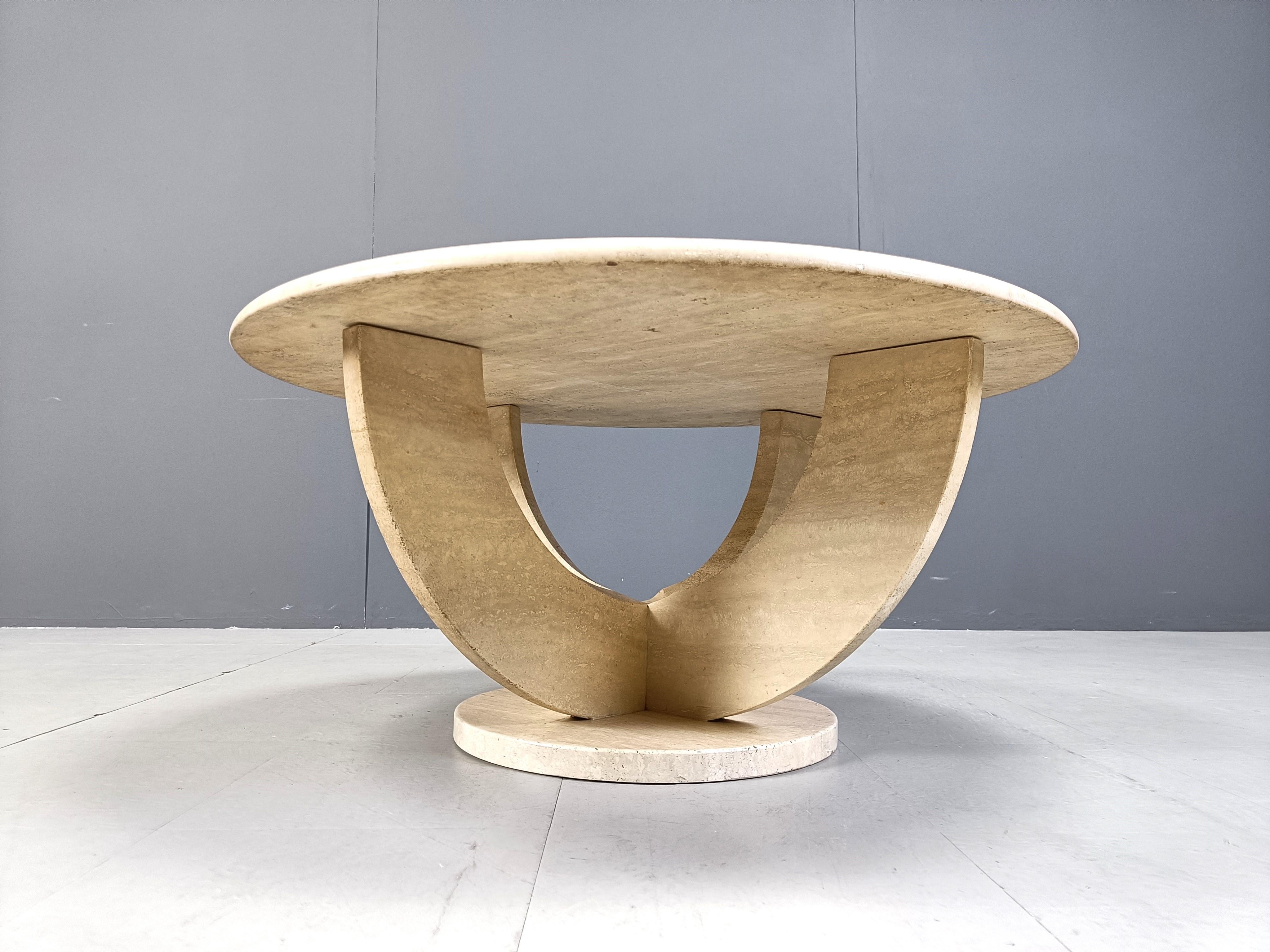 Vintage round ravertine coffee table, 1970s In Excellent Condition In Leuven, Vlaams Gewest