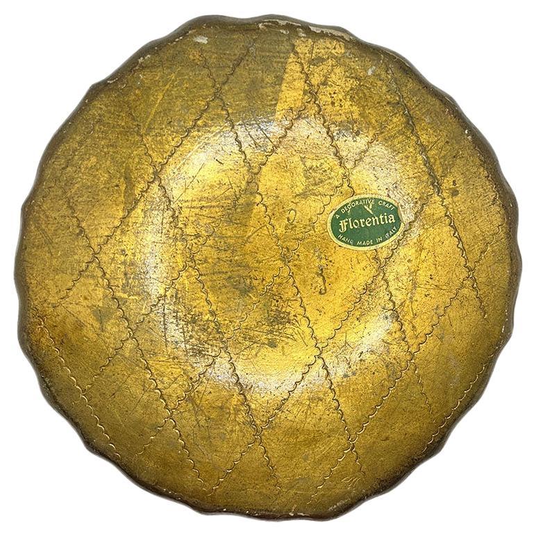 Ein leuchtend rot-goldenes Florentine-Tablett. Dieses auffällige Tablett aus sehr leichtem Holz oder Pappmaché ist der Blickfang in jedem Raum. Es hat leicht gewellte Ränder, die mit Gold verziert sind. Das Tablett ist in einem leuchtenden