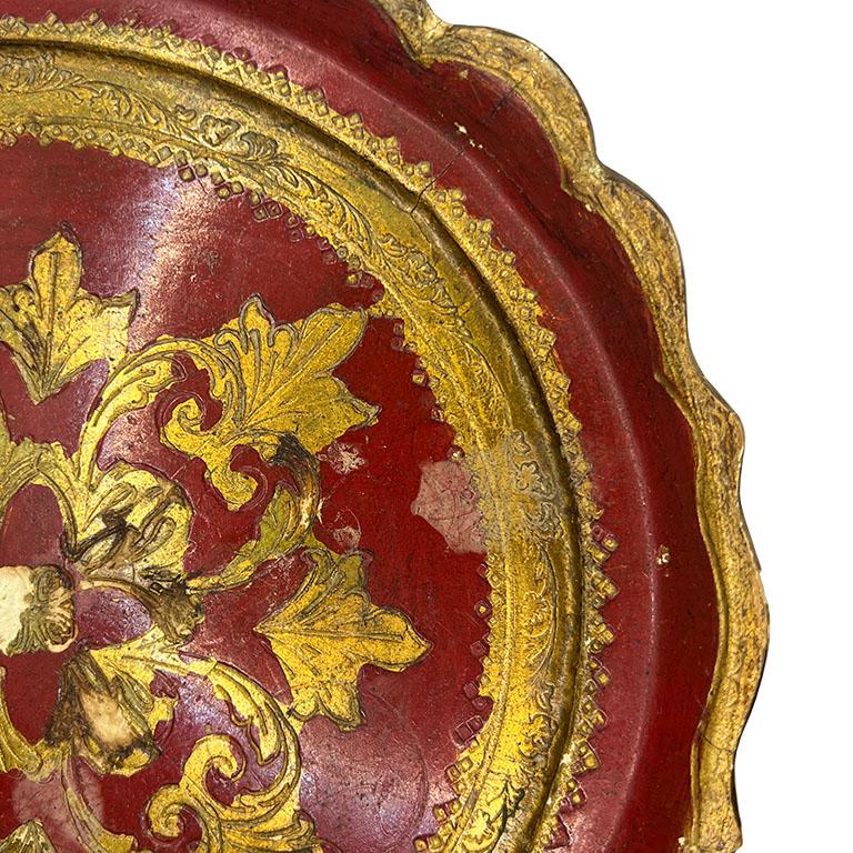 Vintage Runde rot vergoldet Florentia Holz Tablett in Gold und Rot - Italien im Zustand „Gut“ im Angebot in Oklahoma City, OK