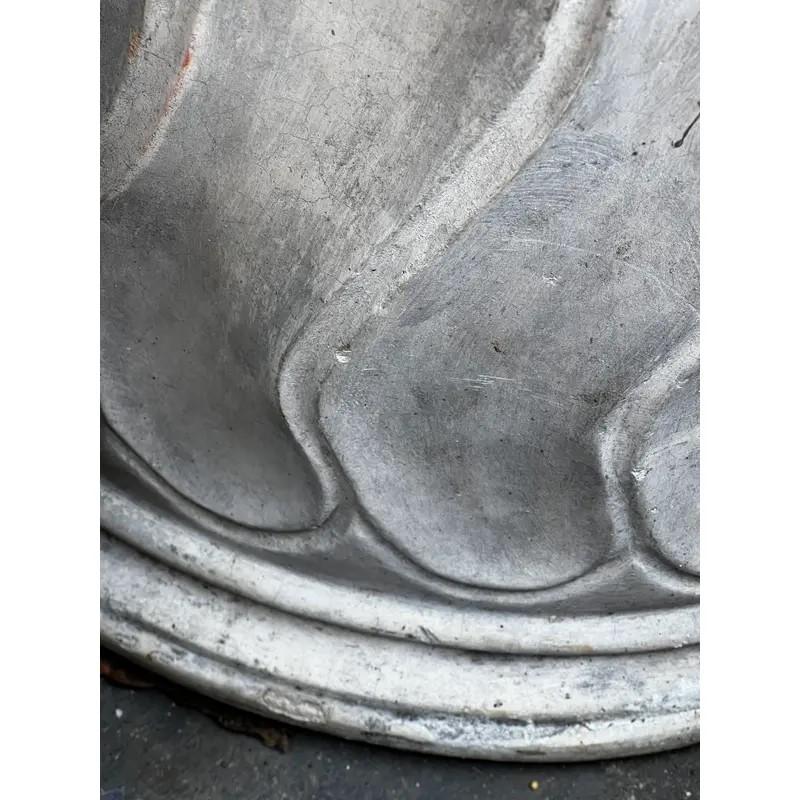 Notre lot de 2 jardinières rondes vintage de style romain est un pot au design classique et unique qui présente un gracieux motif de tourbillon, rappelant l'esthétique romaine.

Dimensions : 23