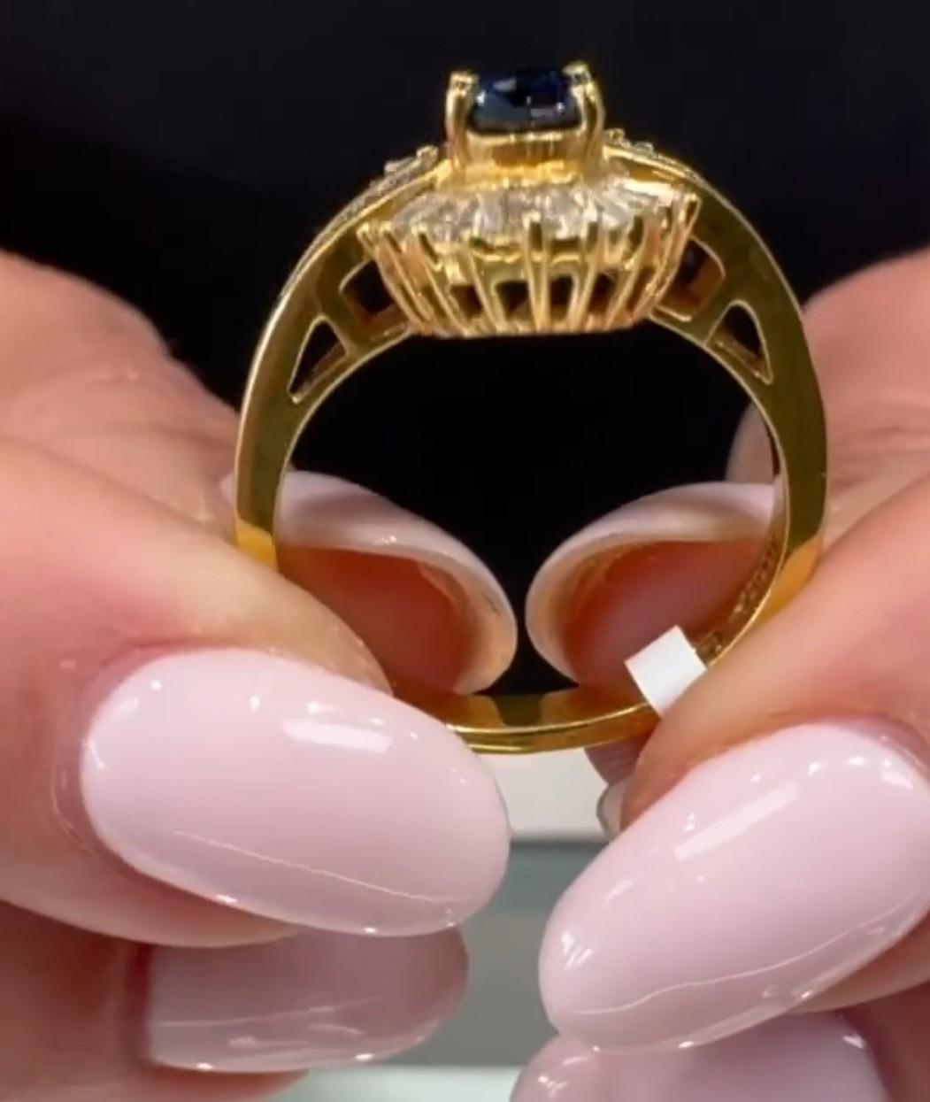 Anello vintage con zaffiro rotondo, diamanti taglio Baguette e Asscher in oro giallo 18 ct. in vendita 4