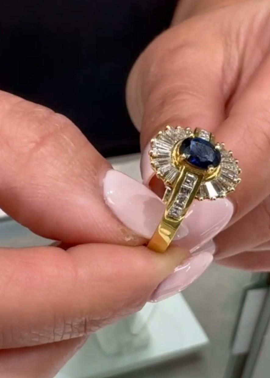 Anello vintage in oro giallo 18 carati con uno zaffiro ovale di 0,77 carati e 8 diamanti taglio Asscher e 18 diamanti baguette per un totale di 1,00 carati. (colore F/G, purezza VS)

La misura delle dita è 6.5, ma può essere aumentata o diminuita