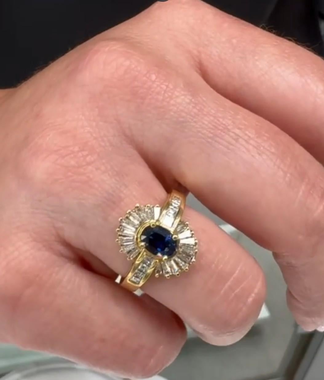 Taglio baguette Anello vintage con zaffiro rotondo, diamanti taglio Baguette e Asscher in oro giallo 18 ct. in vendita