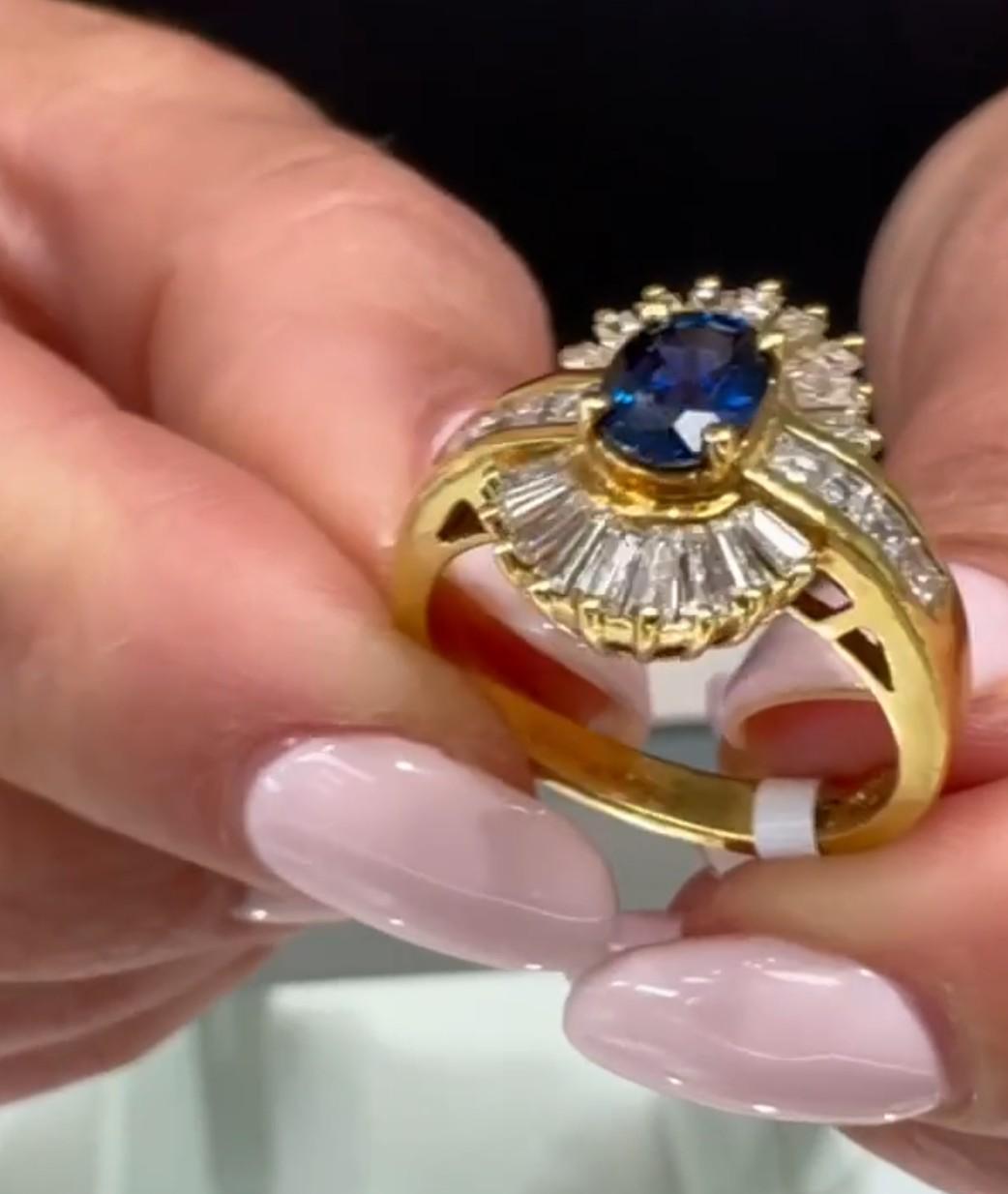 Anello vintage con zaffiro rotondo, diamanti taglio Baguette e Asscher in oro giallo 18 ct. in vendita 1