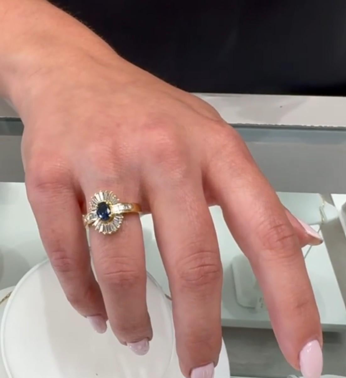 Anello vintage con zaffiro rotondo, diamanti taglio Baguette e Asscher in oro giallo 18 ct. in vendita 3