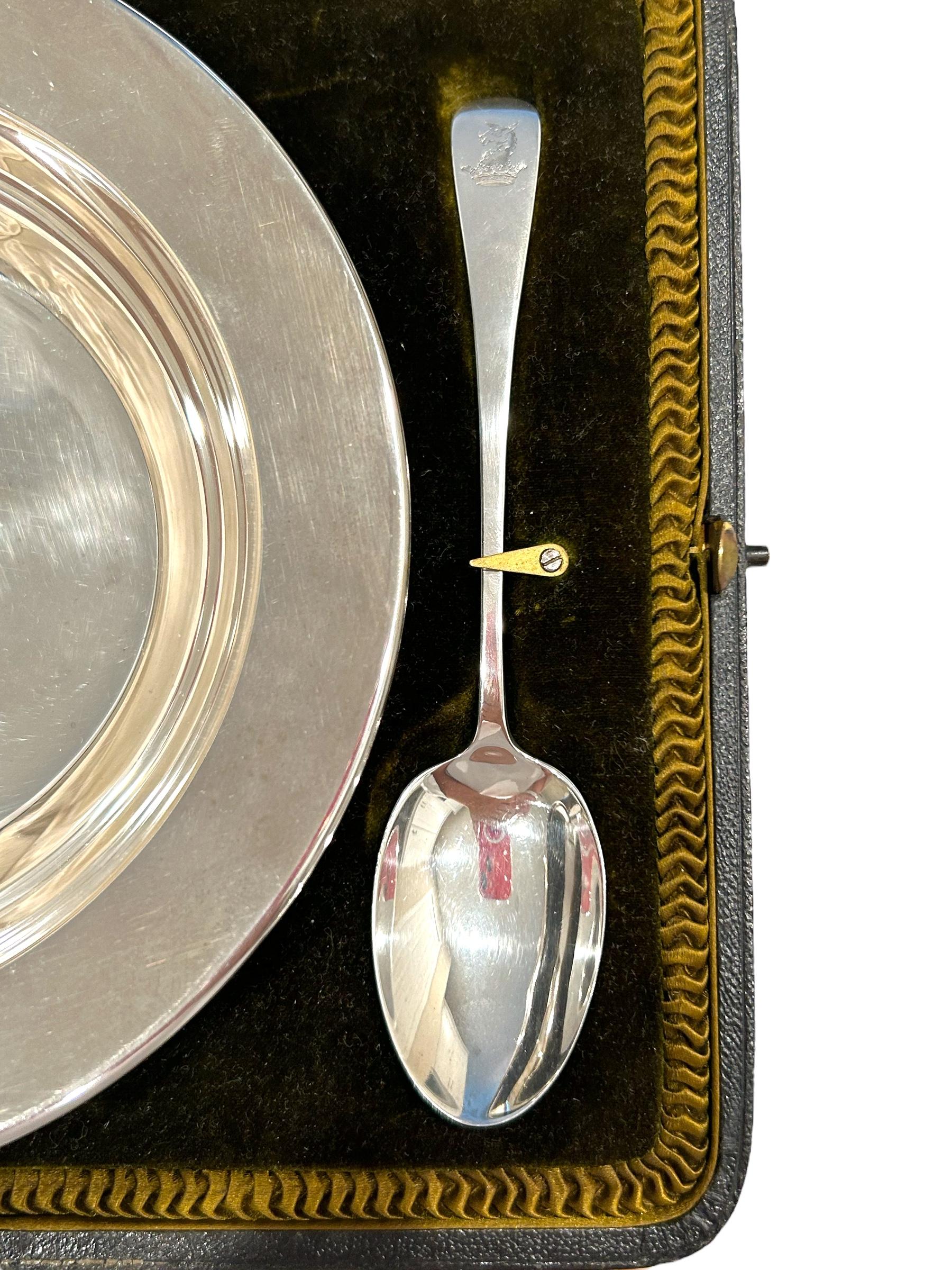 Vintage Round Silver Child’s Bowl & Spoon Elkington & Co. Ltd Original Box In Good Condition For Sale In Naples, FL