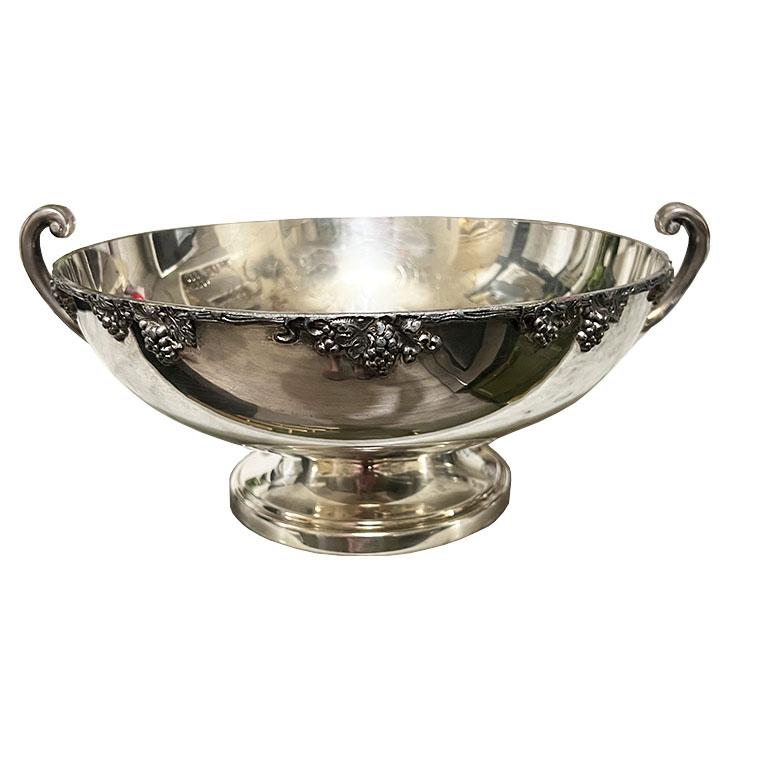 Eine große runde Servierschüssel aus Faux-Bois-Silber auf Kupfer mit Griffen. Dieses Stück ist von Academy und besteht aus Kupfer mit Silberbeschichtung. Auf der Innenseite der Schale ist ein wunderschönes Blumendesign eingraviert. Um den Rand der