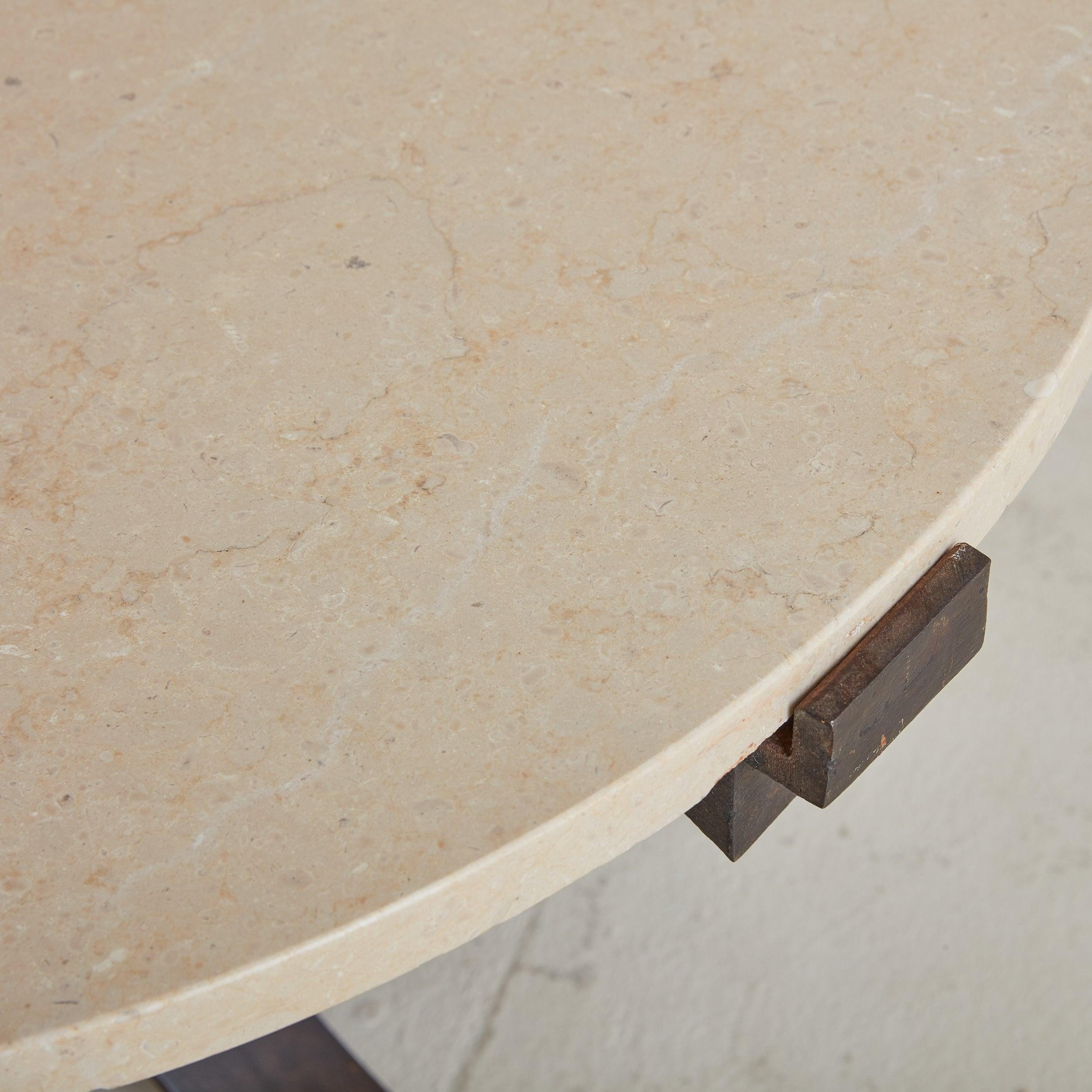 Table basse ronde vintage en travertin avec base en fer, France 20ème siècle en vente 3