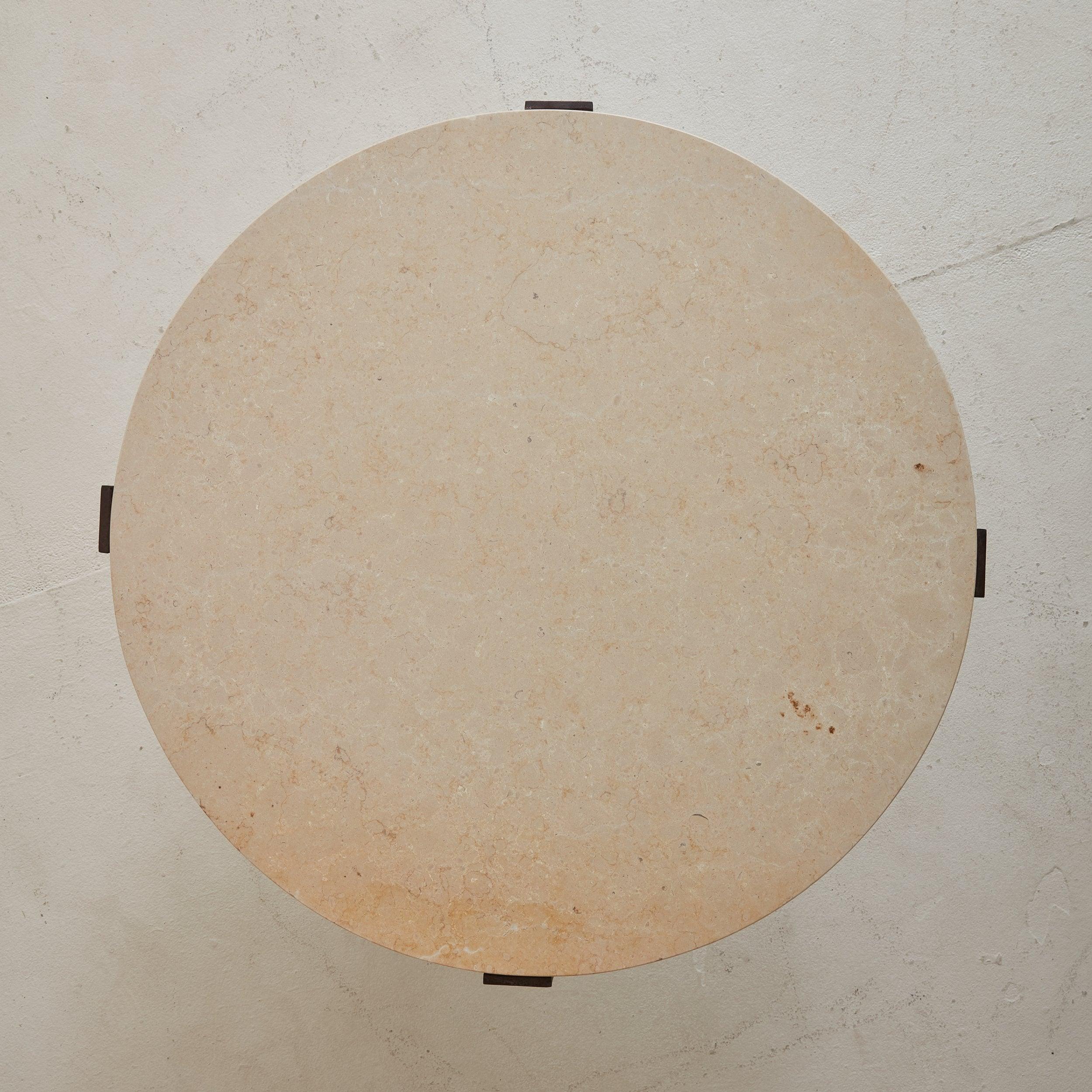 Moderne Table basse ronde vintage en travertin avec base en fer, France 20ème siècle en vente