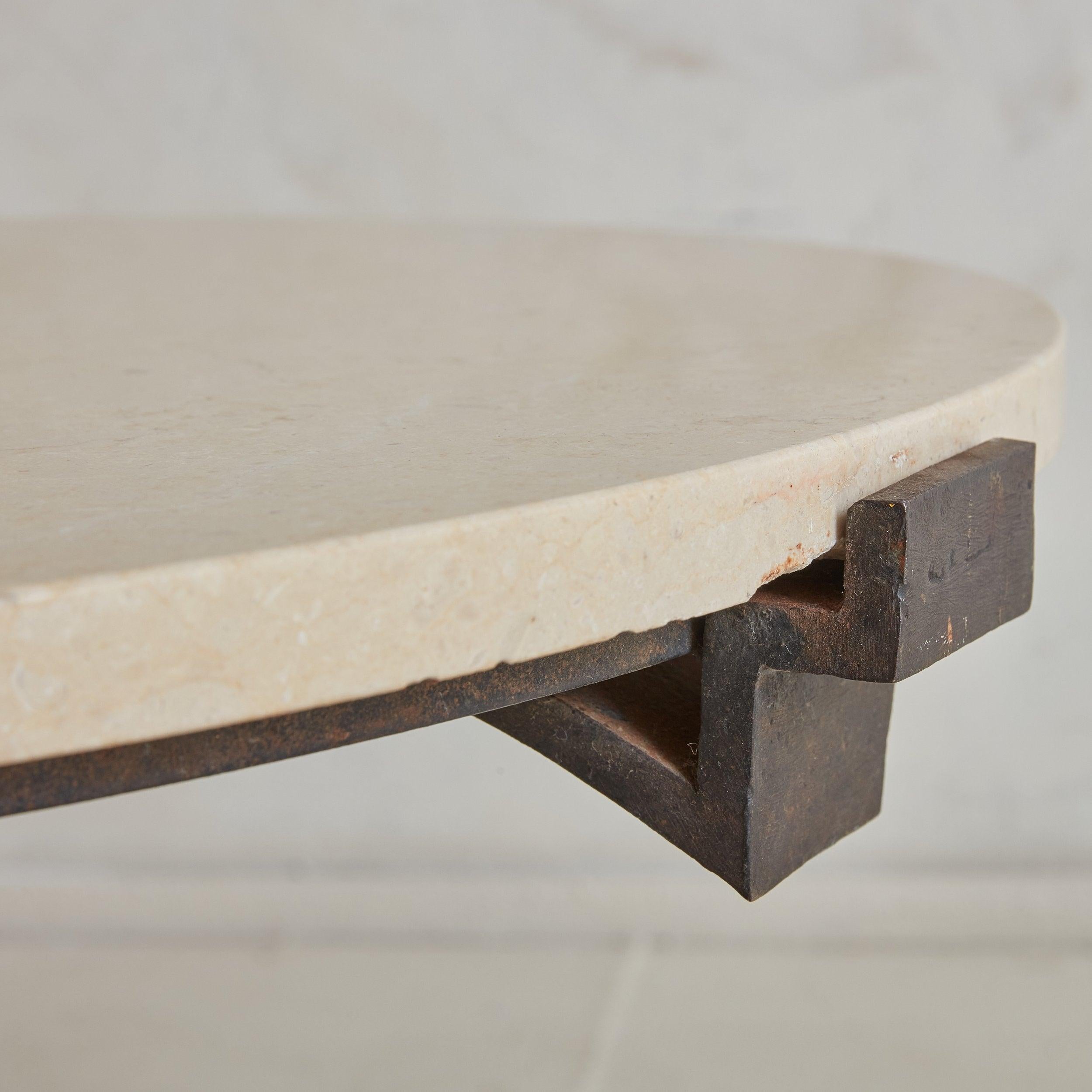 Français Table basse ronde vintage en travertin avec base en fer, France 20ème siècle en vente