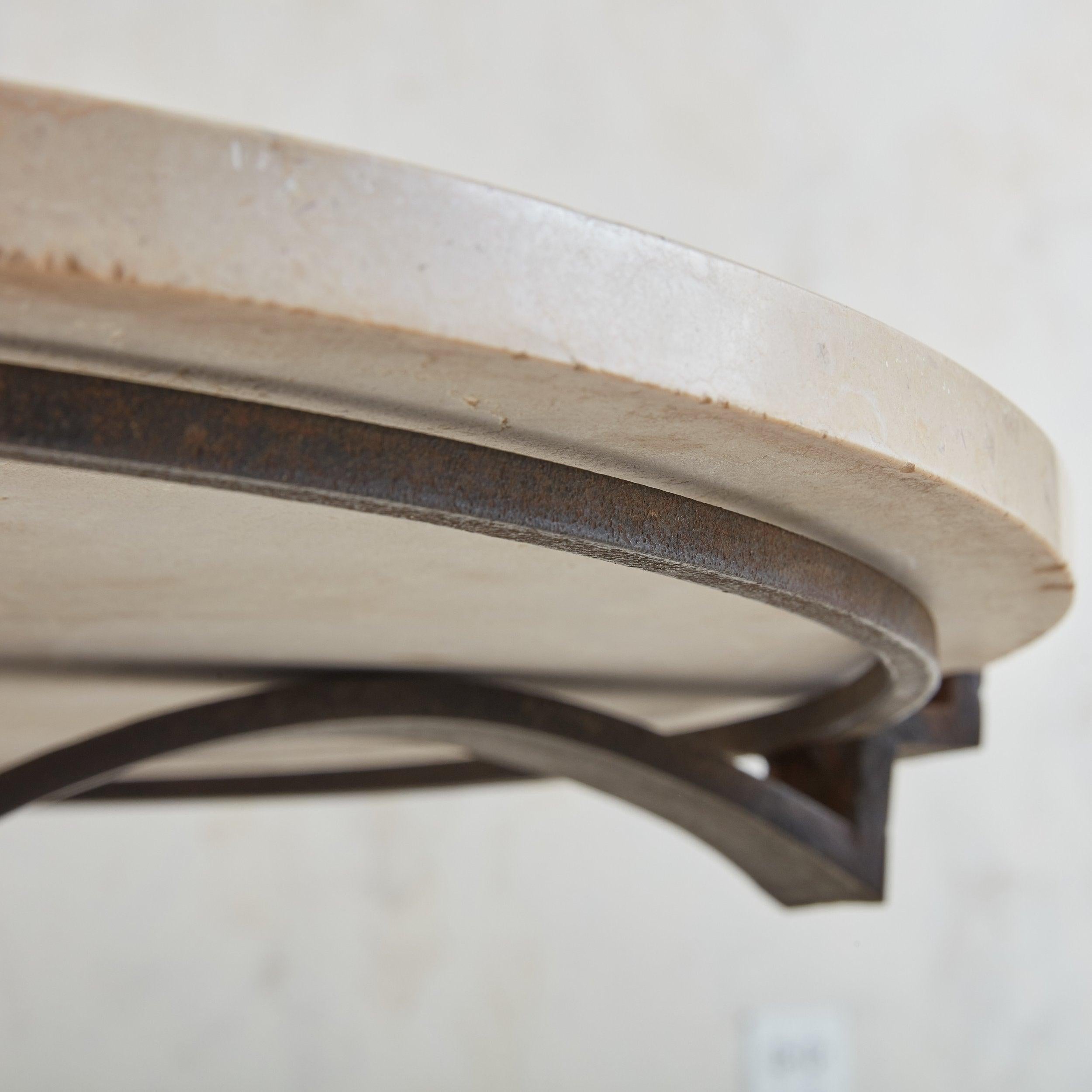 Table basse ronde vintage en travertin avec base en fer, France 20ème siècle Bon état - En vente à Chicago, IL