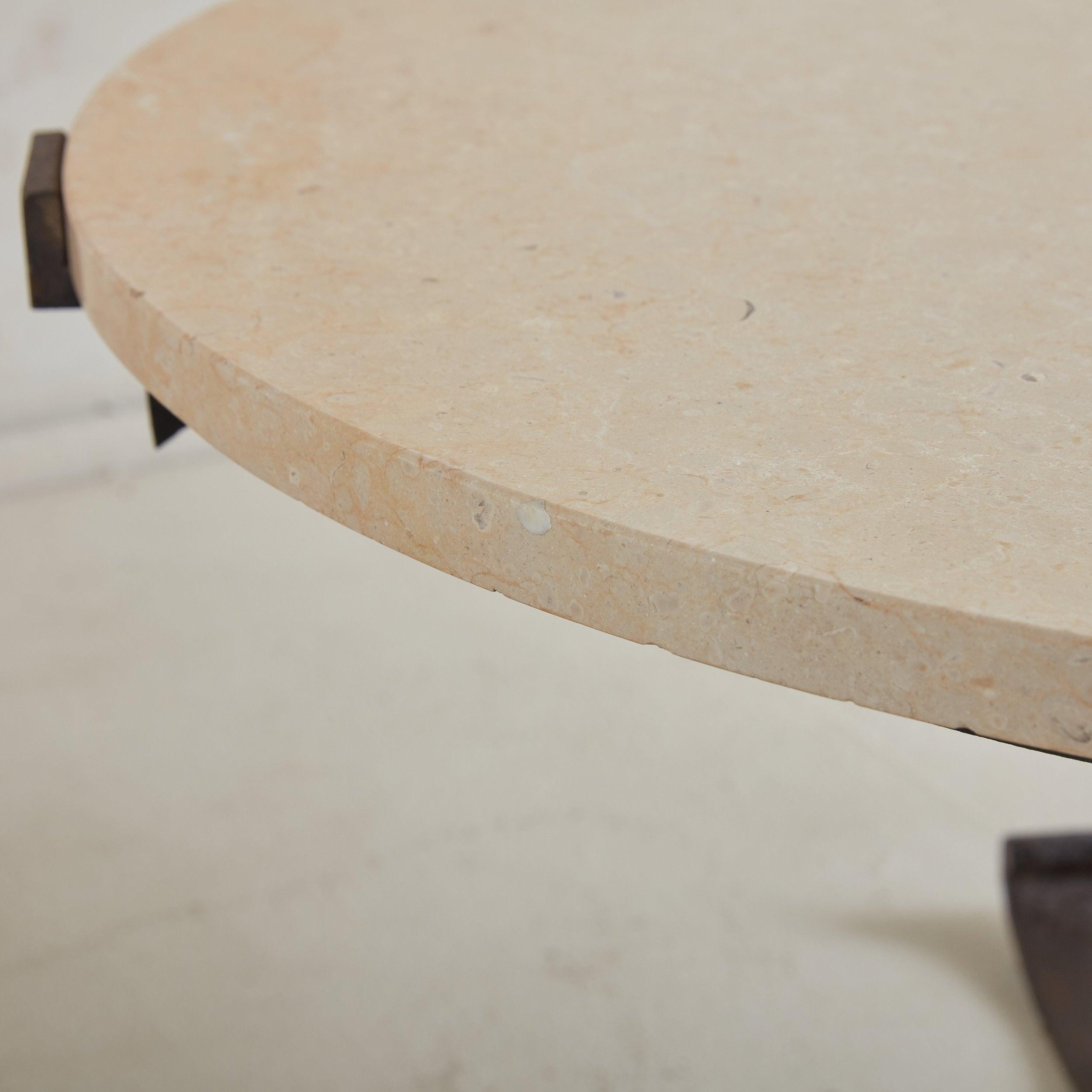 20ième siècle Table basse ronde vintage en travertin avec base en fer, France 20ème siècle en vente