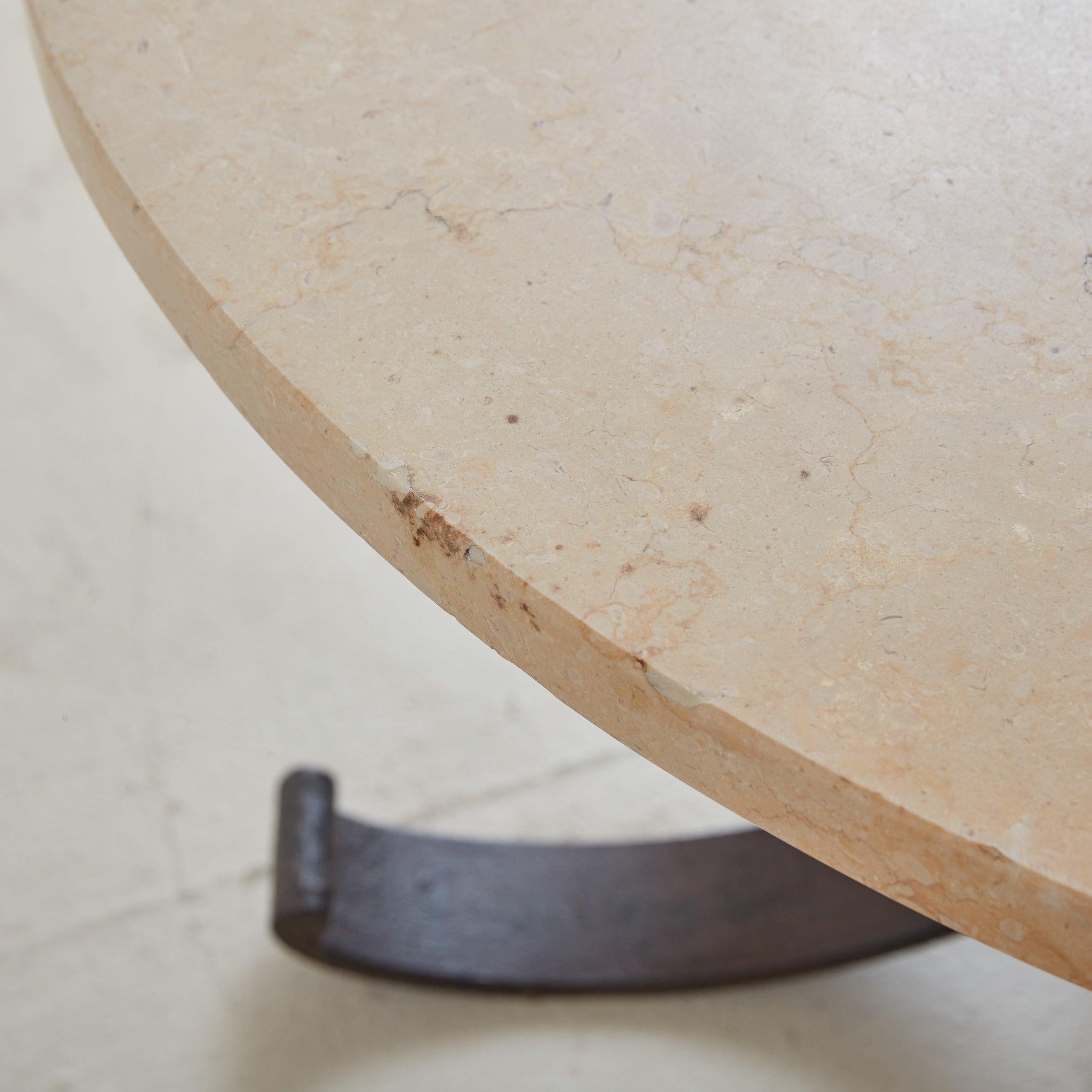 Fer Table basse ronde vintage en travertin avec base en fer, France 20ème siècle en vente