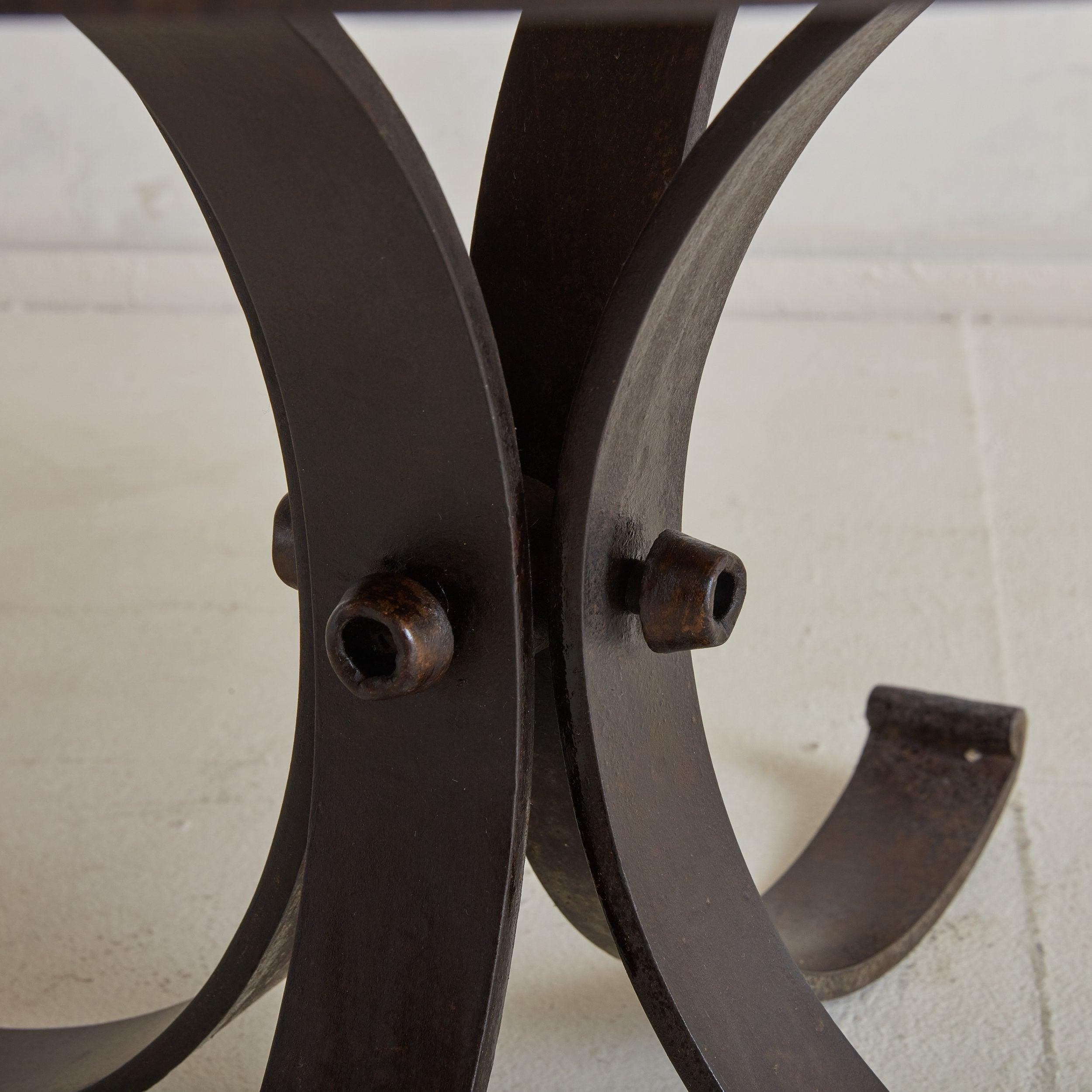 Table basse ronde vintage en travertin avec base en fer, France 20ème siècle en vente 2