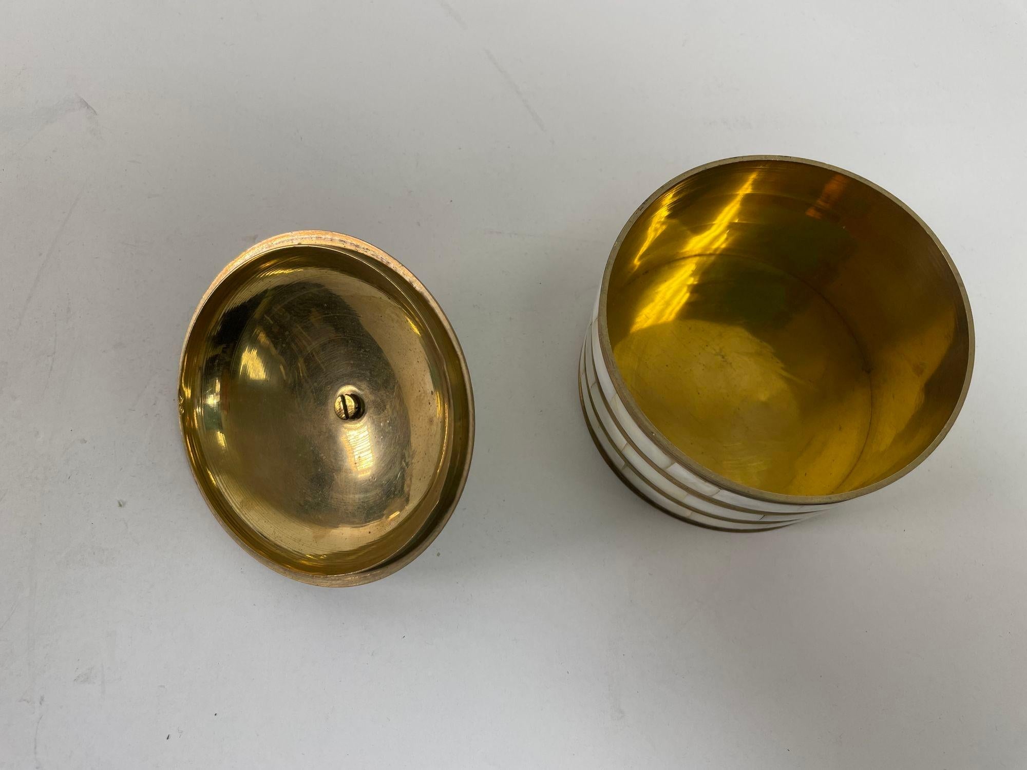 Boîte ronde à couvercle en laiton avec nacre de perle 1