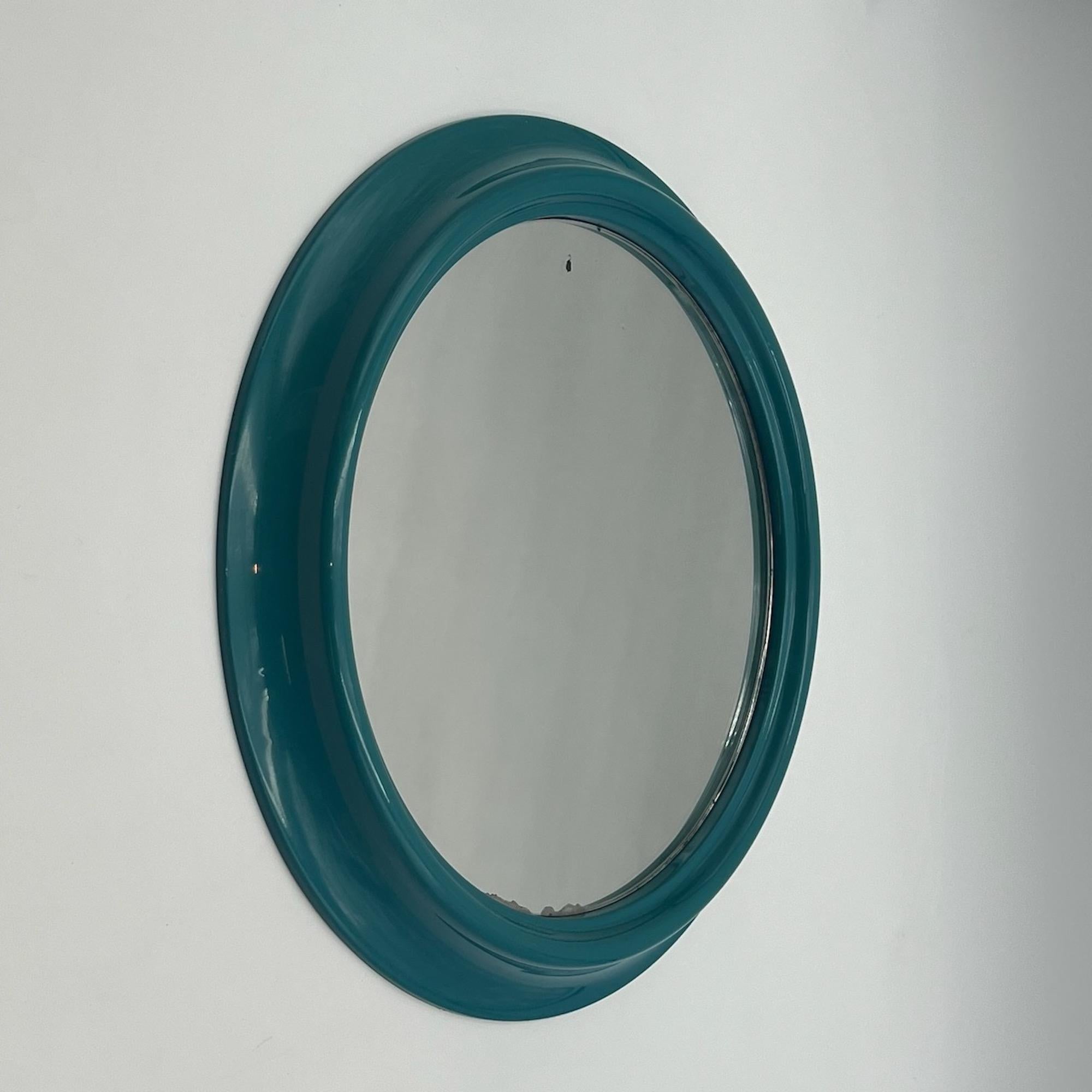 Immerse yourself in the charm of vintage Italian design with this exquisite Wall Mirror crafted in the 70s. The curved round frame, made of moulded plastic in a beautiful turquoise blue hue, exudes the timeless elegance of mid-century aesthetics.