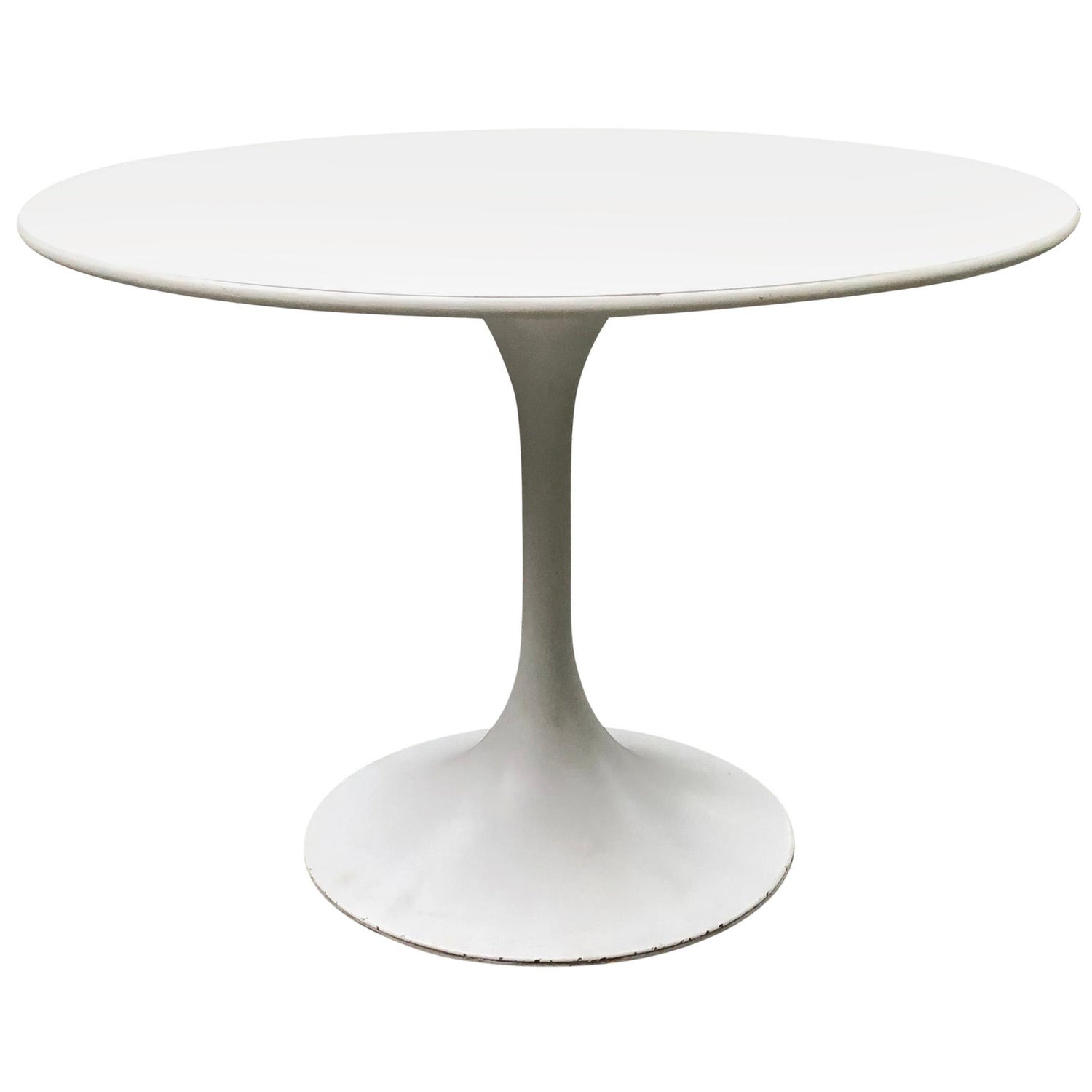 Vintage Round White Saarinen Style Tulip Dining Table For Sale At