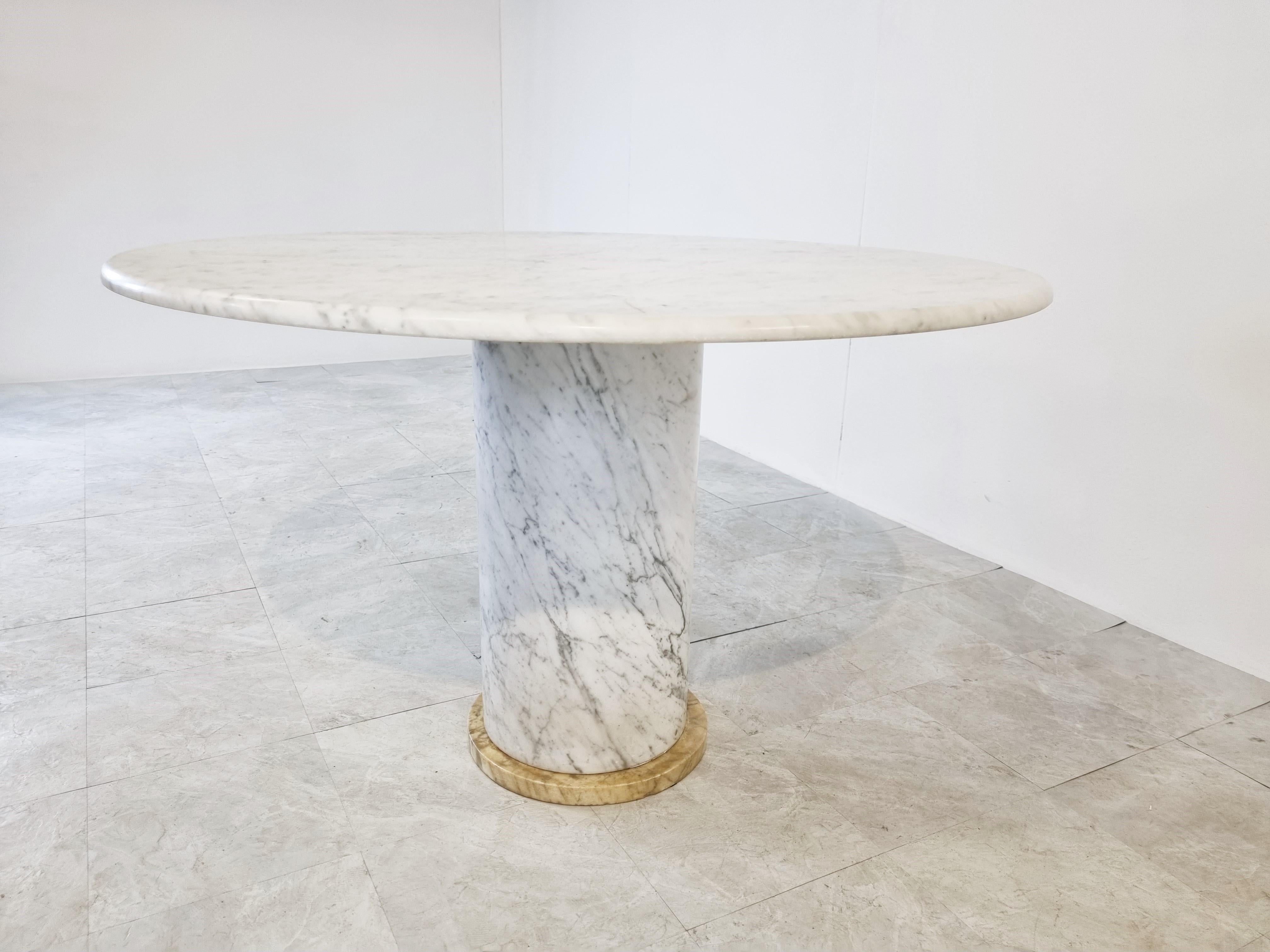 Beautiful dining or center table made from white marble with a round top.

Beautiful vained marble.

Can be combined with many interior styles.

Good overall condition.

The round 'yellowish' base is a marble plate on which the table is