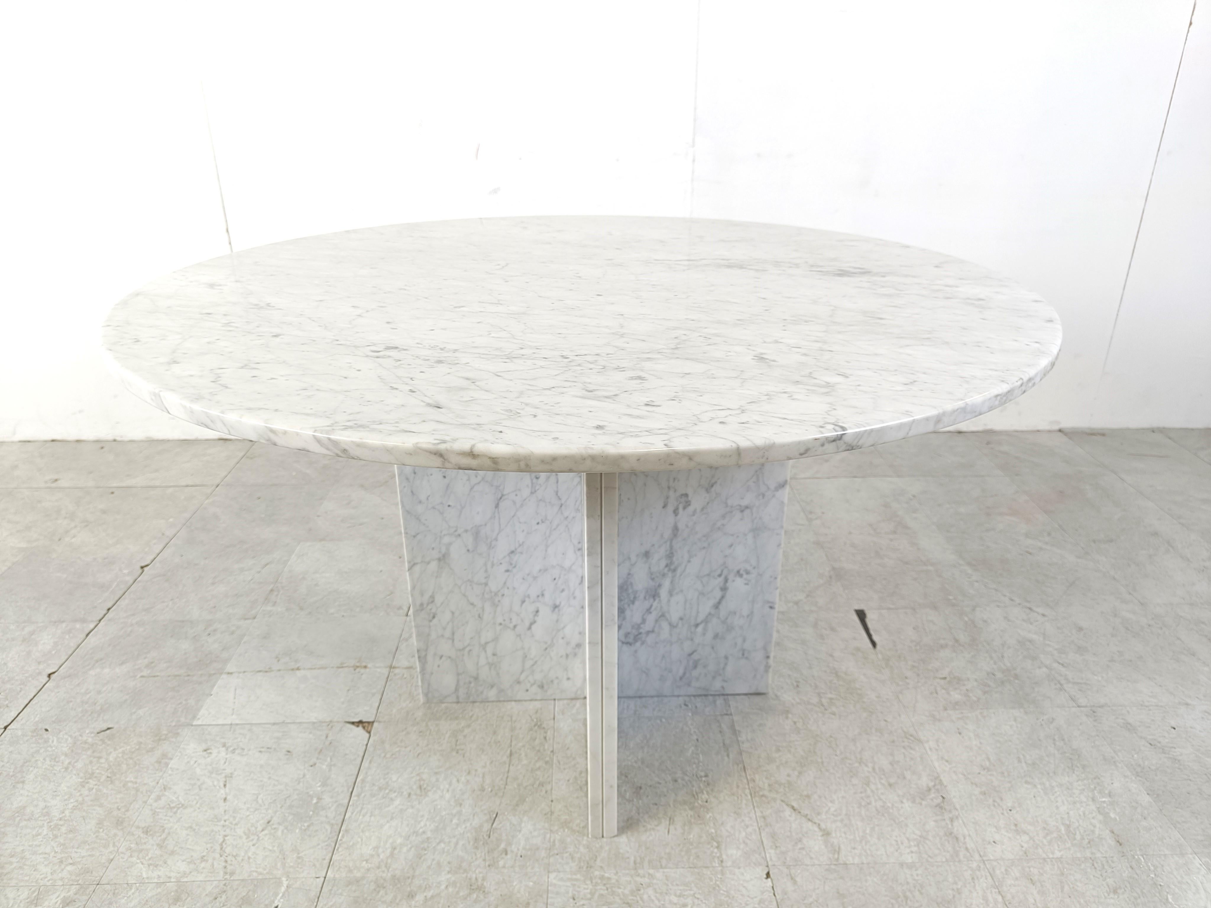 Mid-Century Modern Vintage round White marble dining table 1970s  For Sale