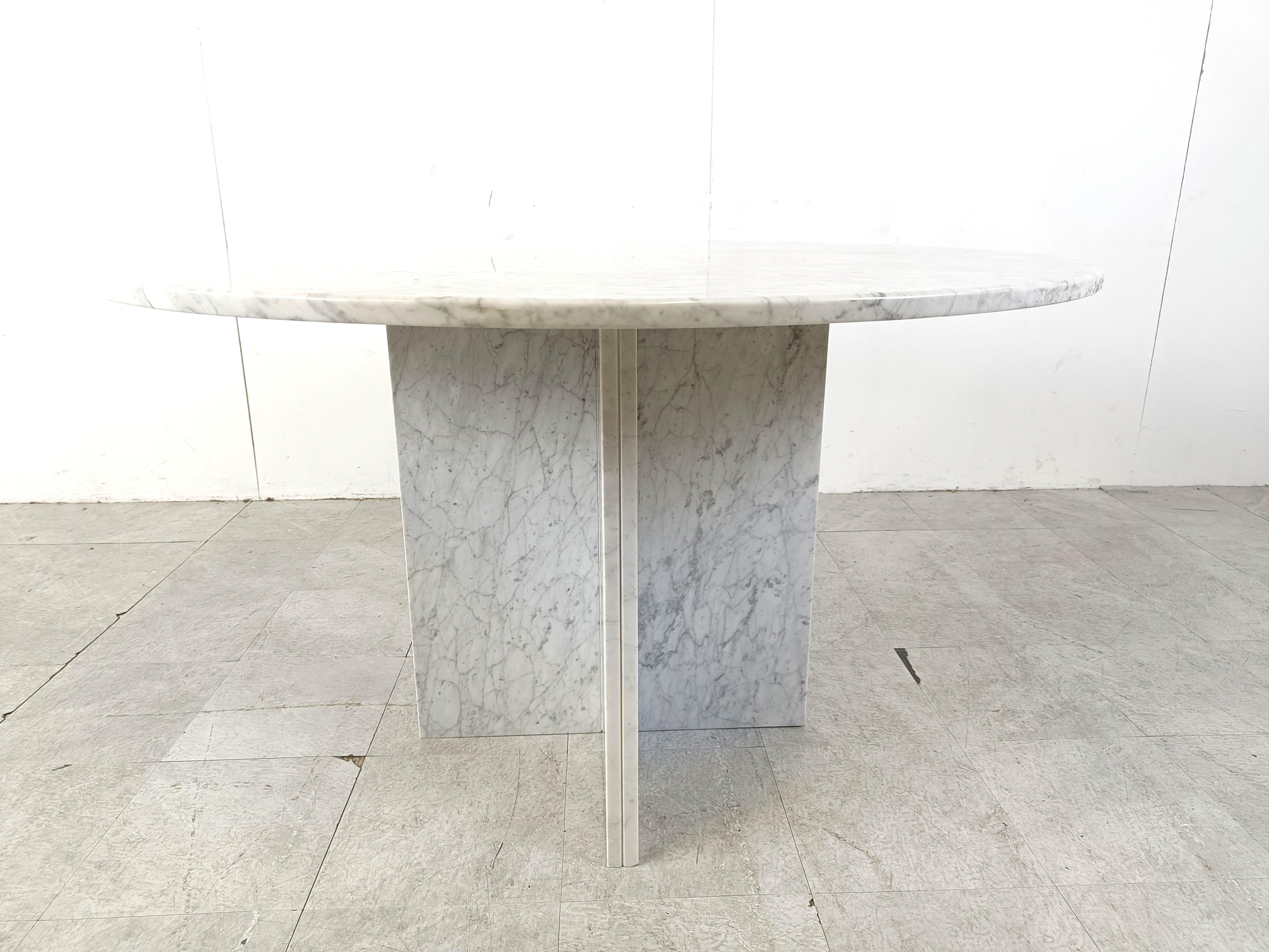 Italian Vintage round White marble dining table 1970s  For Sale