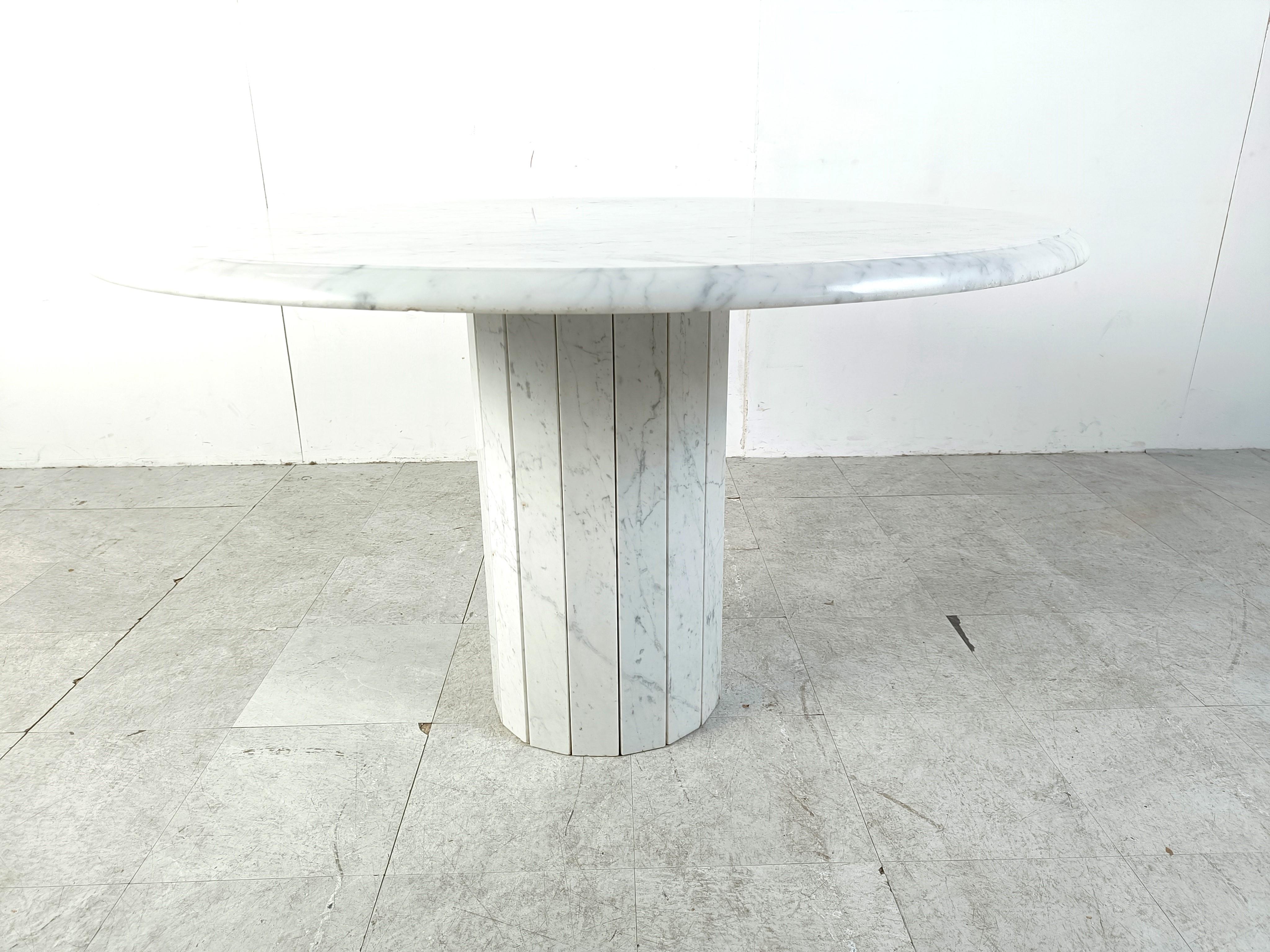 Vintage round White marble dining table 1970s In Good Condition In HEVERLEE, BE